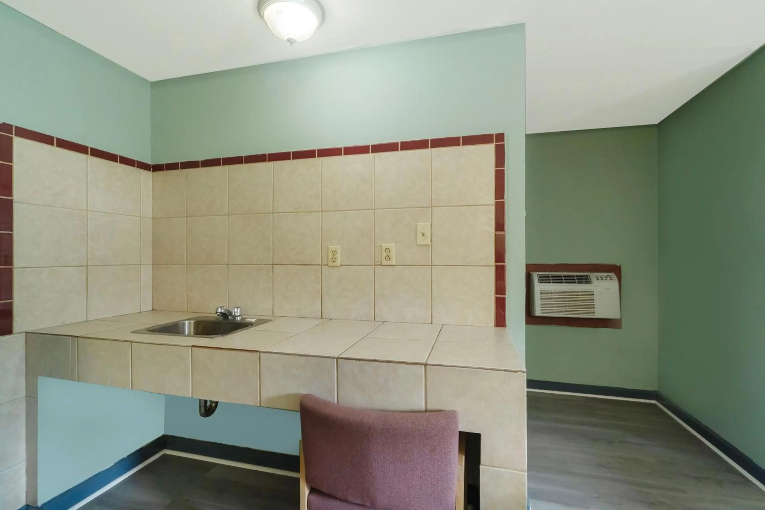 Kitchen or kitchenette in Capital O Parker Motel Clute Jackson Tx 332