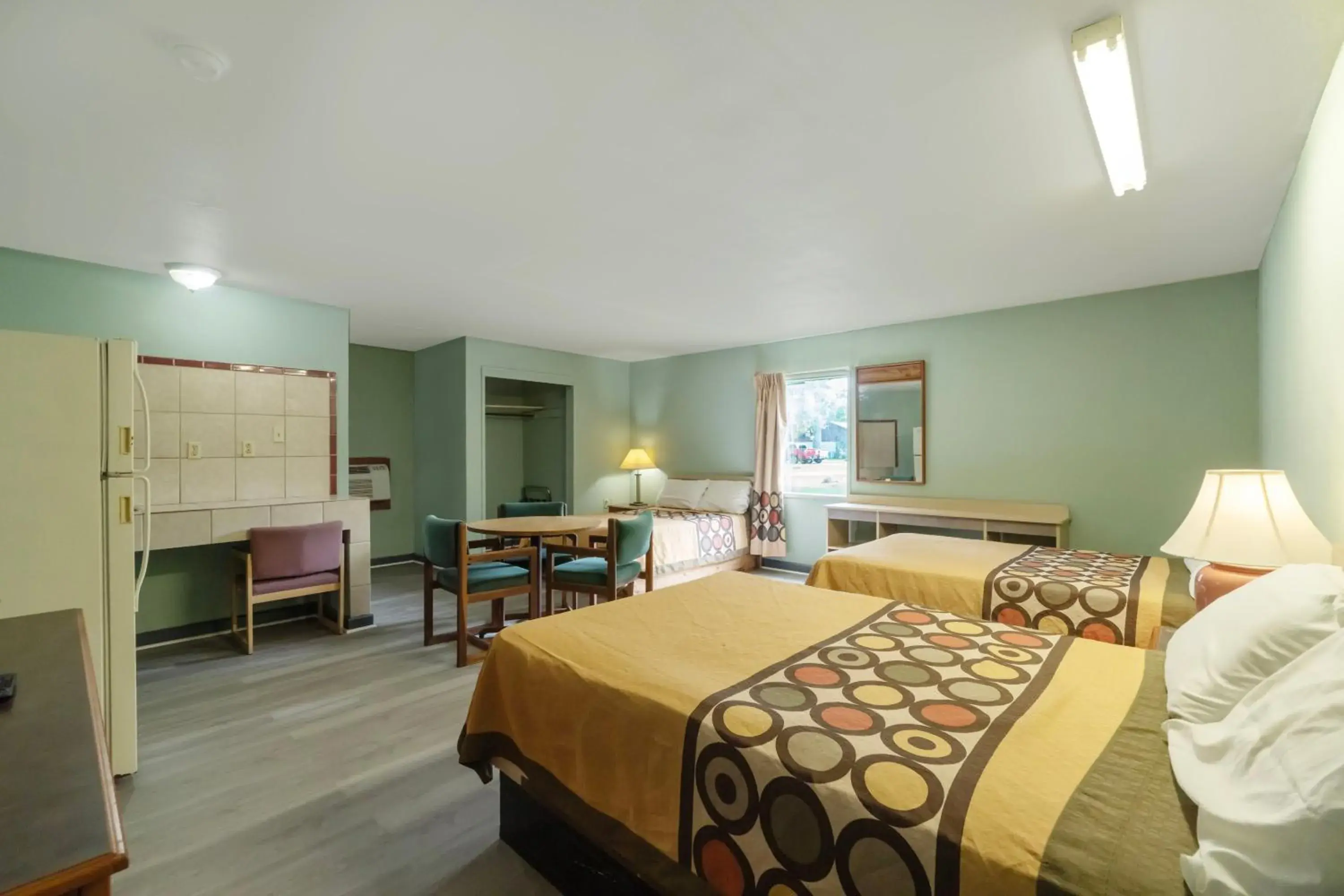 3 Queen Bed in Capital O Parker Motel Clute Jackson Tx 332 3 Queen Bed in Capital O Parker Motel Clute Jackson Tx 332