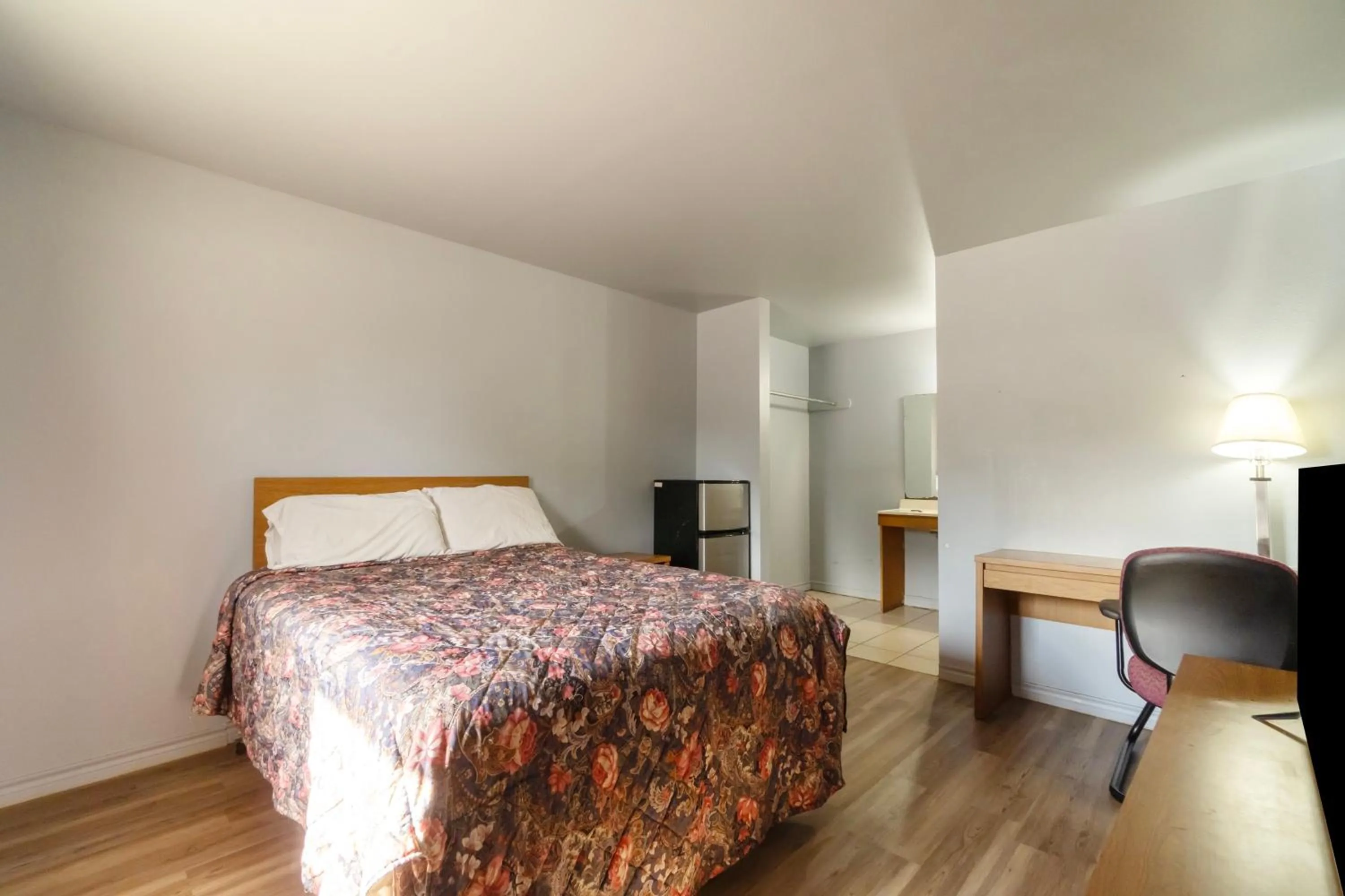 Bedroom, Bed in Capital O Parker Motel Clute Jackson Tx 332