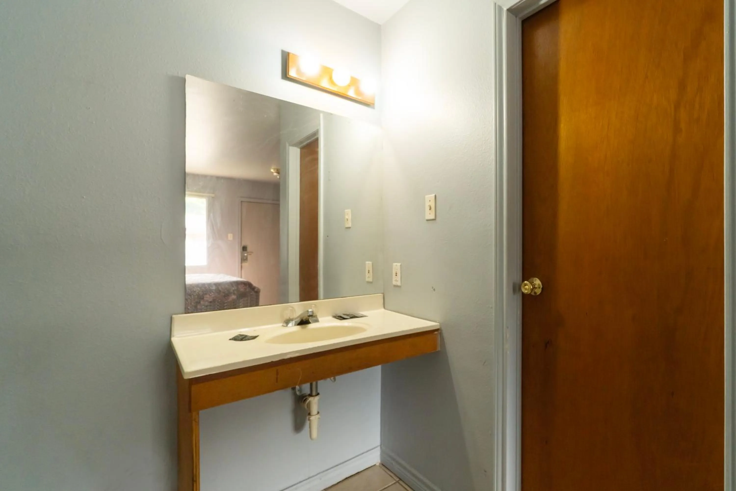 Bathroom in Capital O Parker Motel Clute Jackson Tx 332