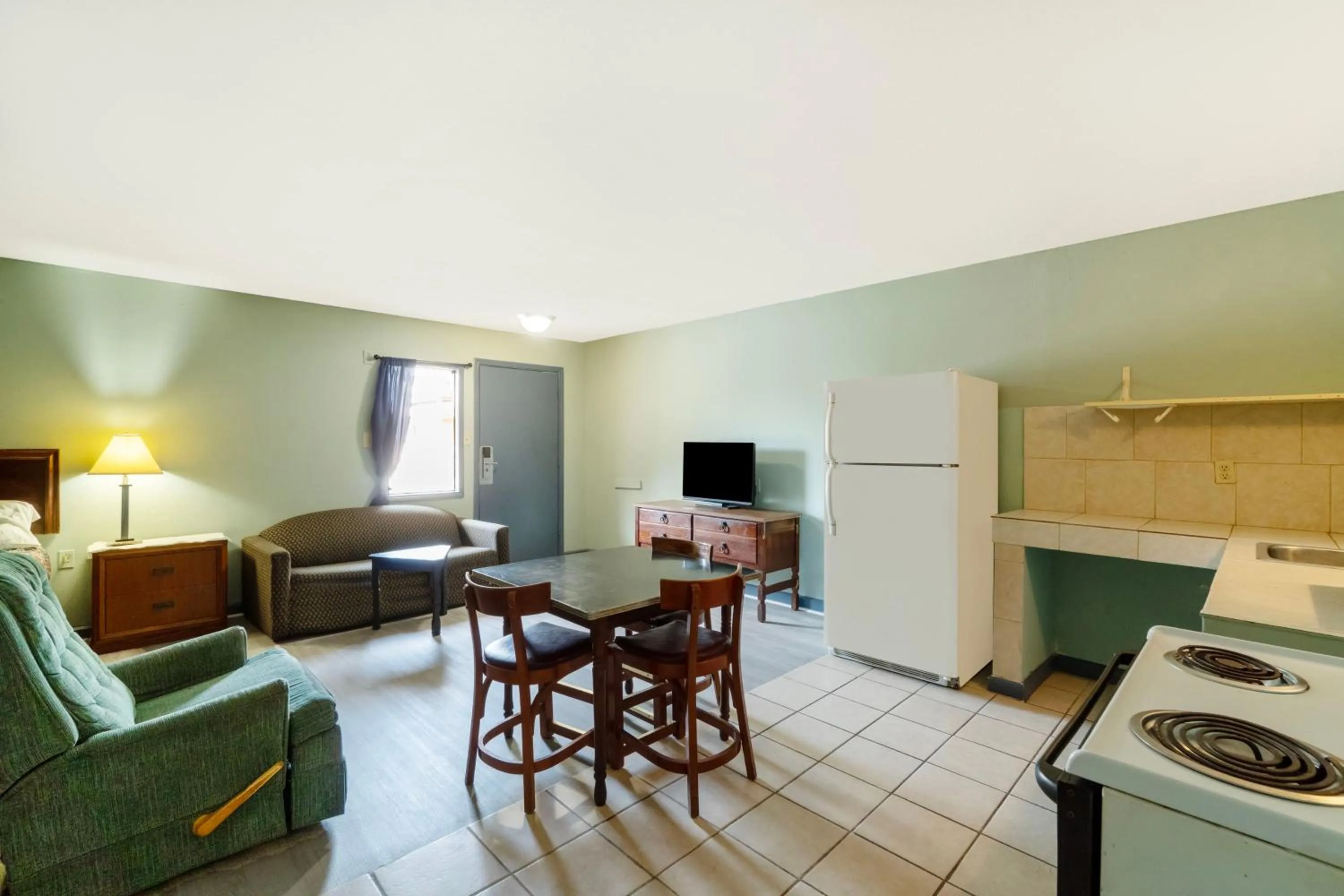 Kitchen or kitchenette in Capital O Parker Motel Clute Jackson Tx 332