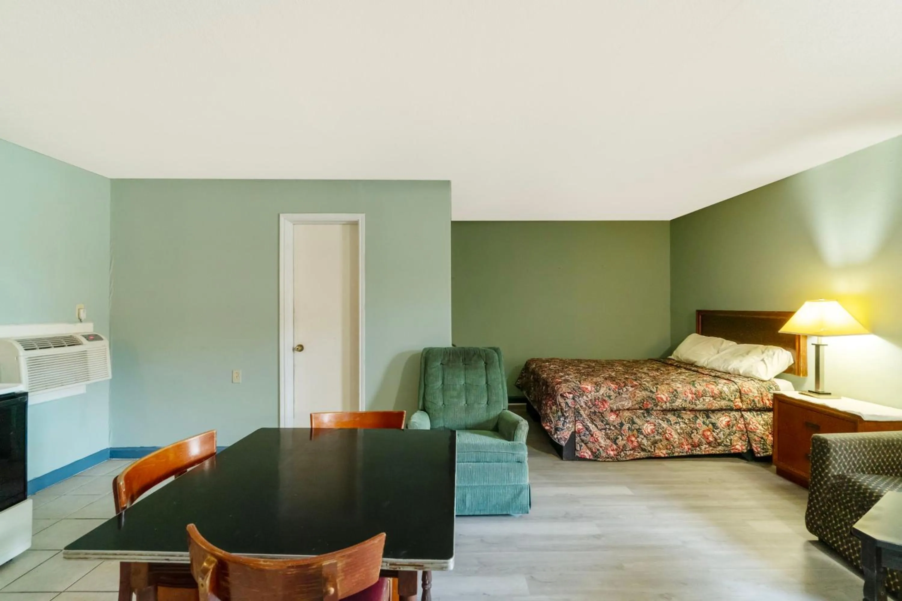 Bedroom, Bed in Capital O Parker Motel Clute Jackson Tx 332