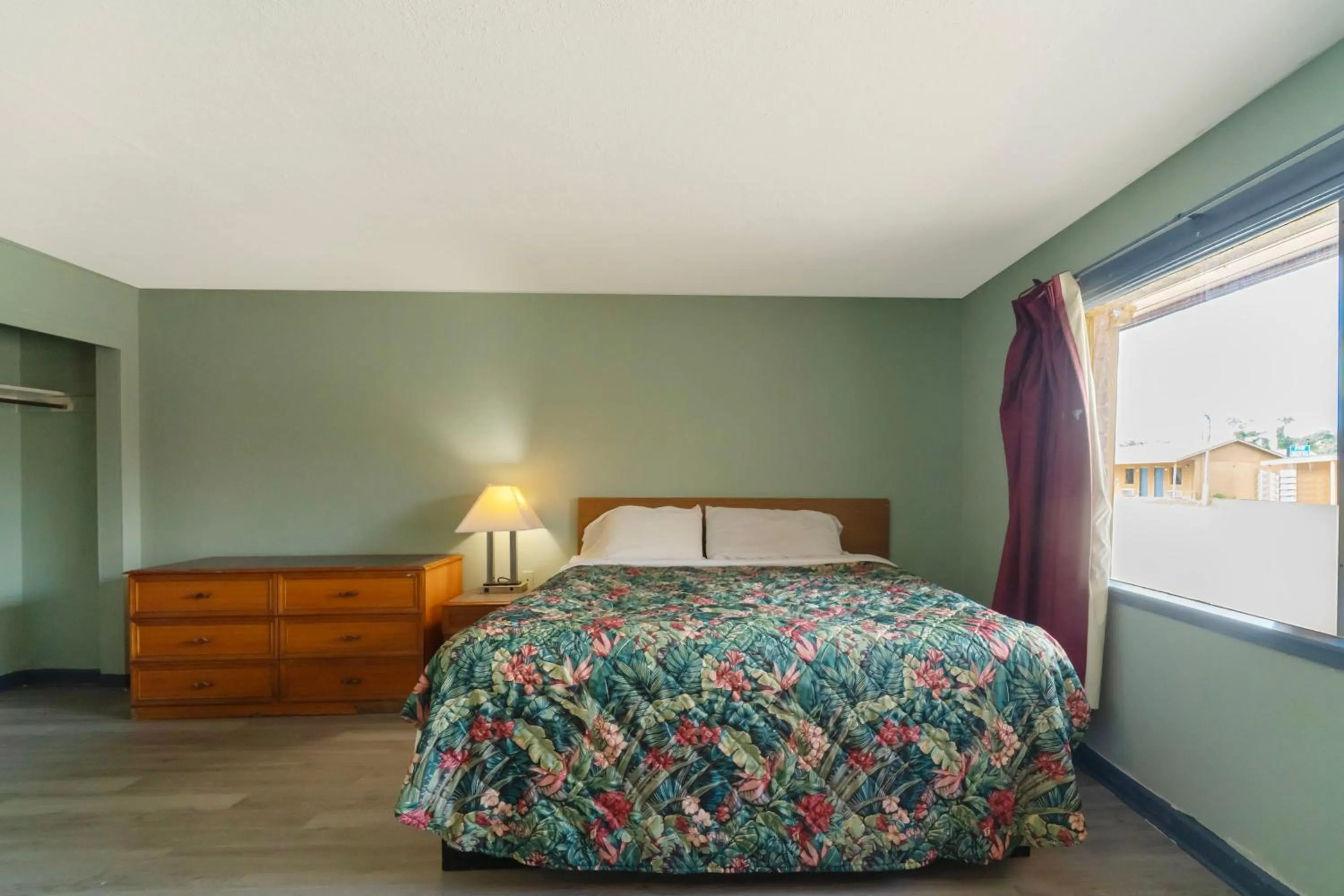 Bedroom, Bed in Capital O Parker Motel Clute Jackson Tx 332