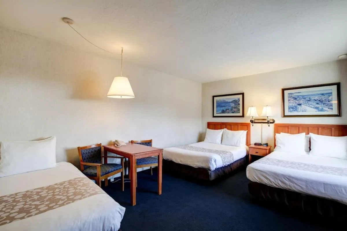 Photo of the whole room, Bed in Newport Channel Inn
