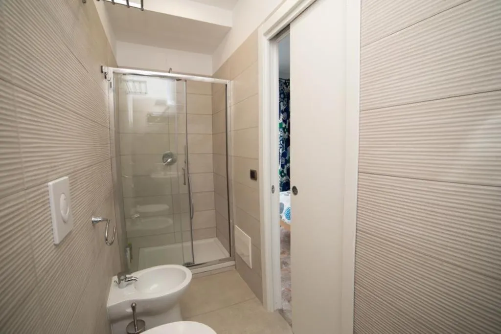 Shower in B&B Pacifico