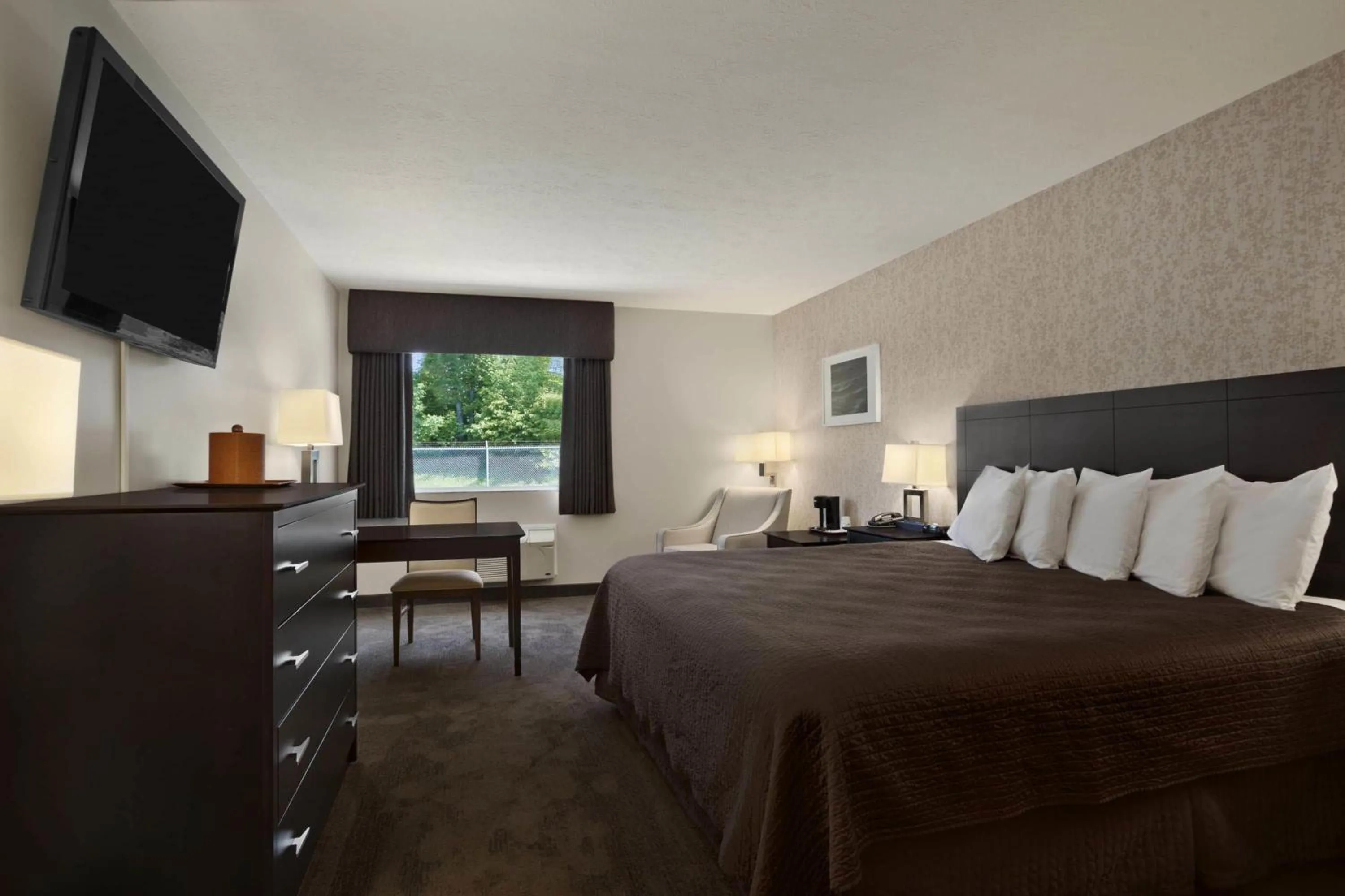 Photo of the whole room, Bed in Travelodge by Wyndham Hubbard OH