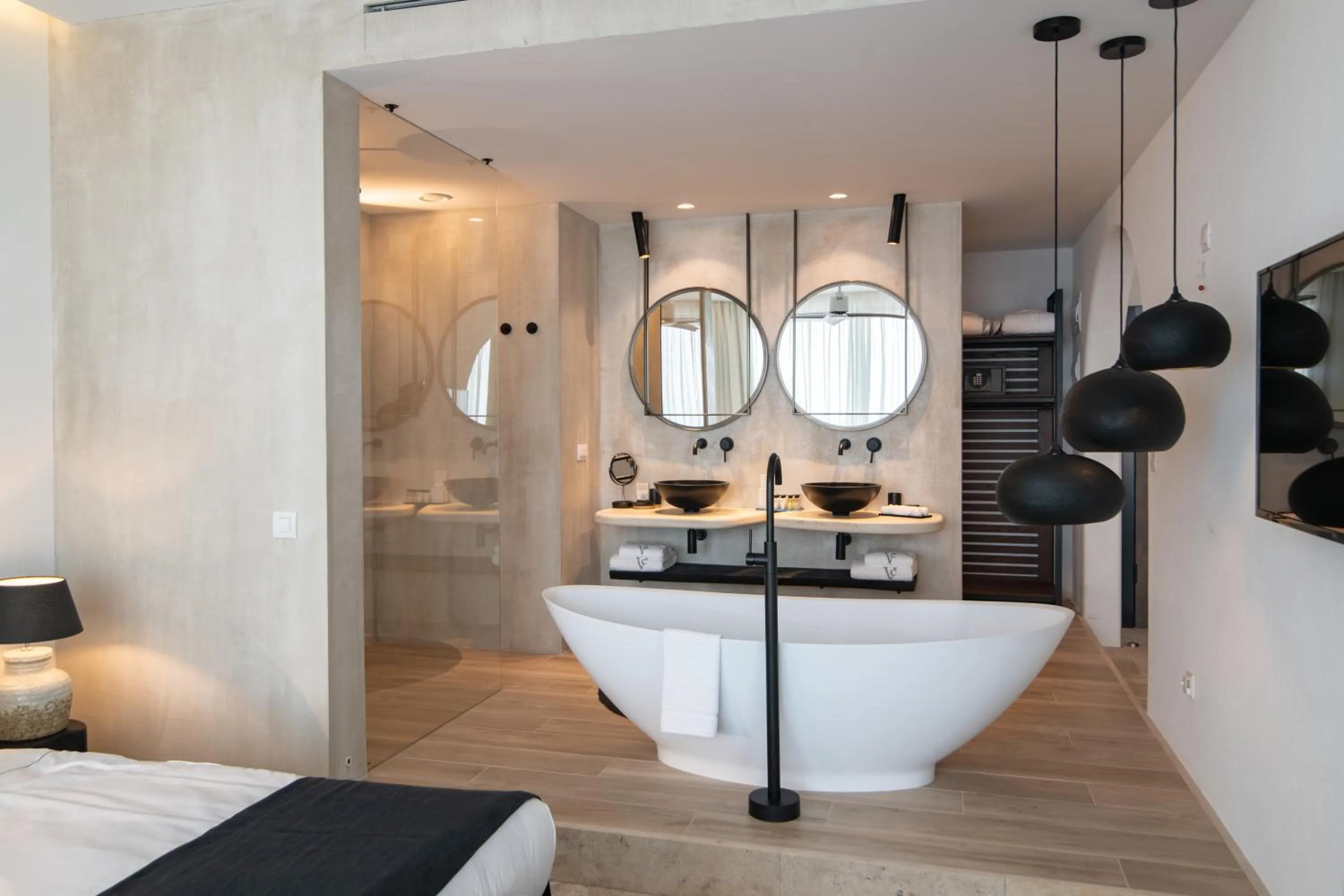 Bath, Bed in Villa Chinka by Astor Garden Hotel - Adults Only