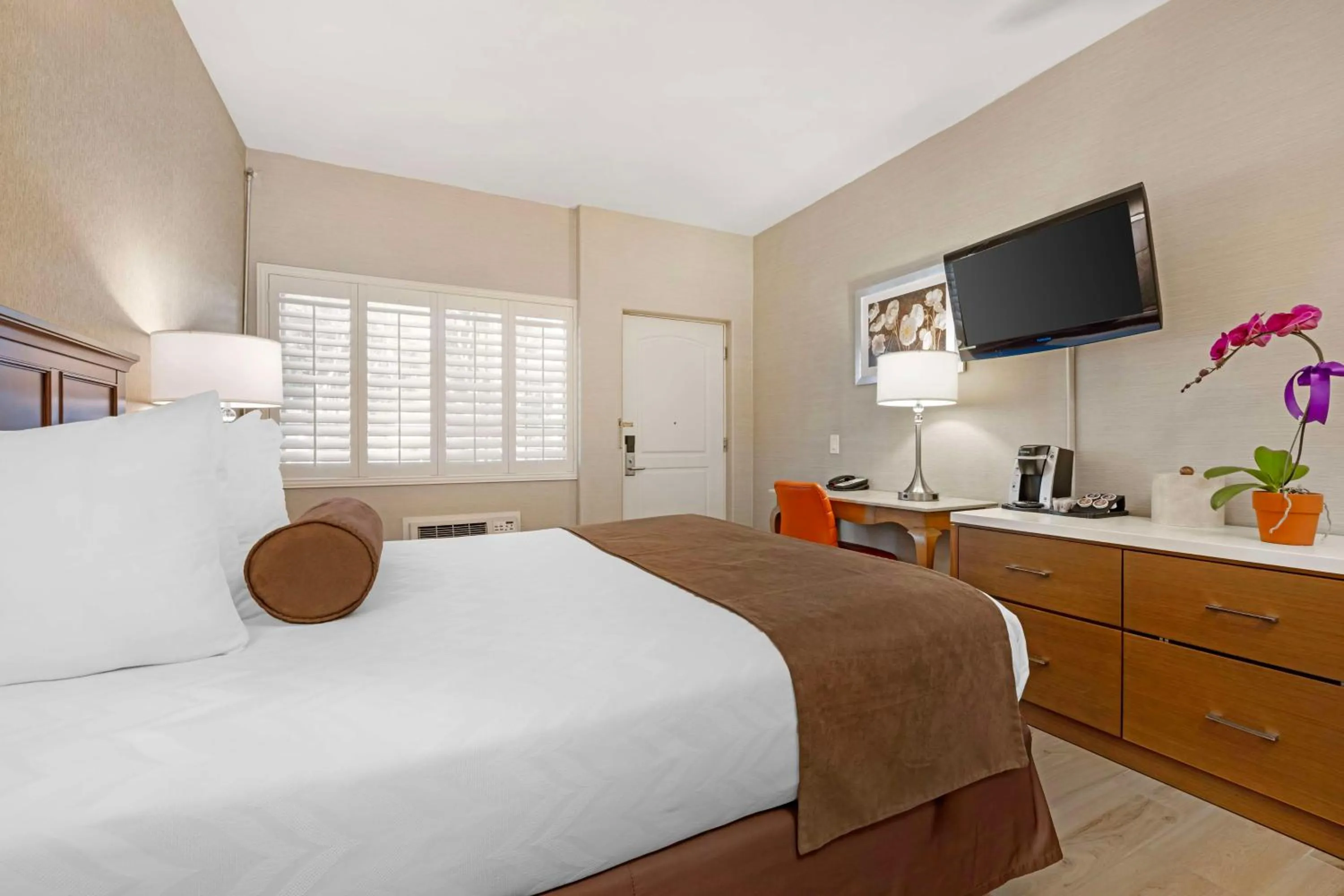 Bedroom, Bed in Best Western Downtown San Diego