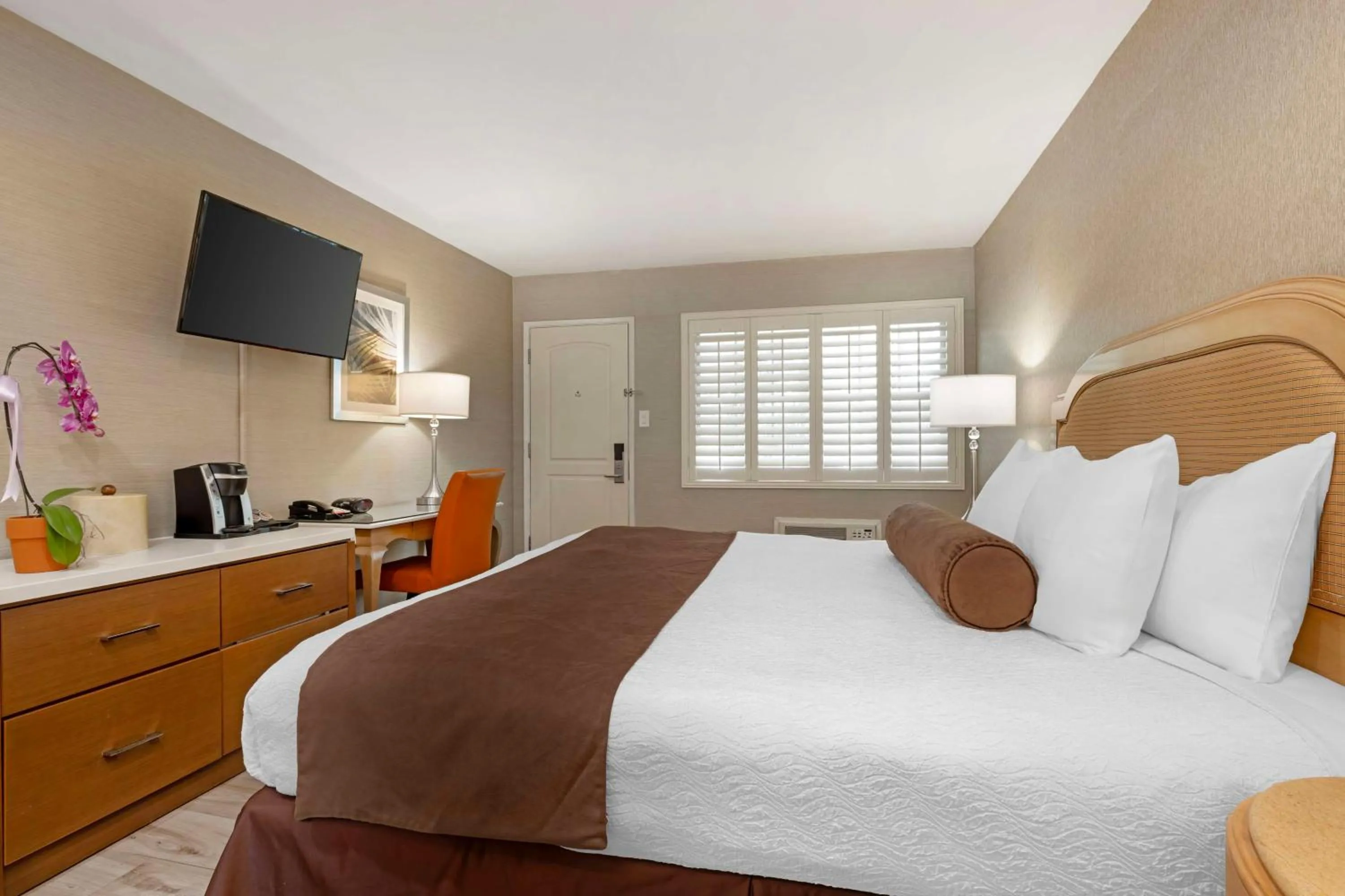 Bedroom, Bed in Best Western Downtown San Diego