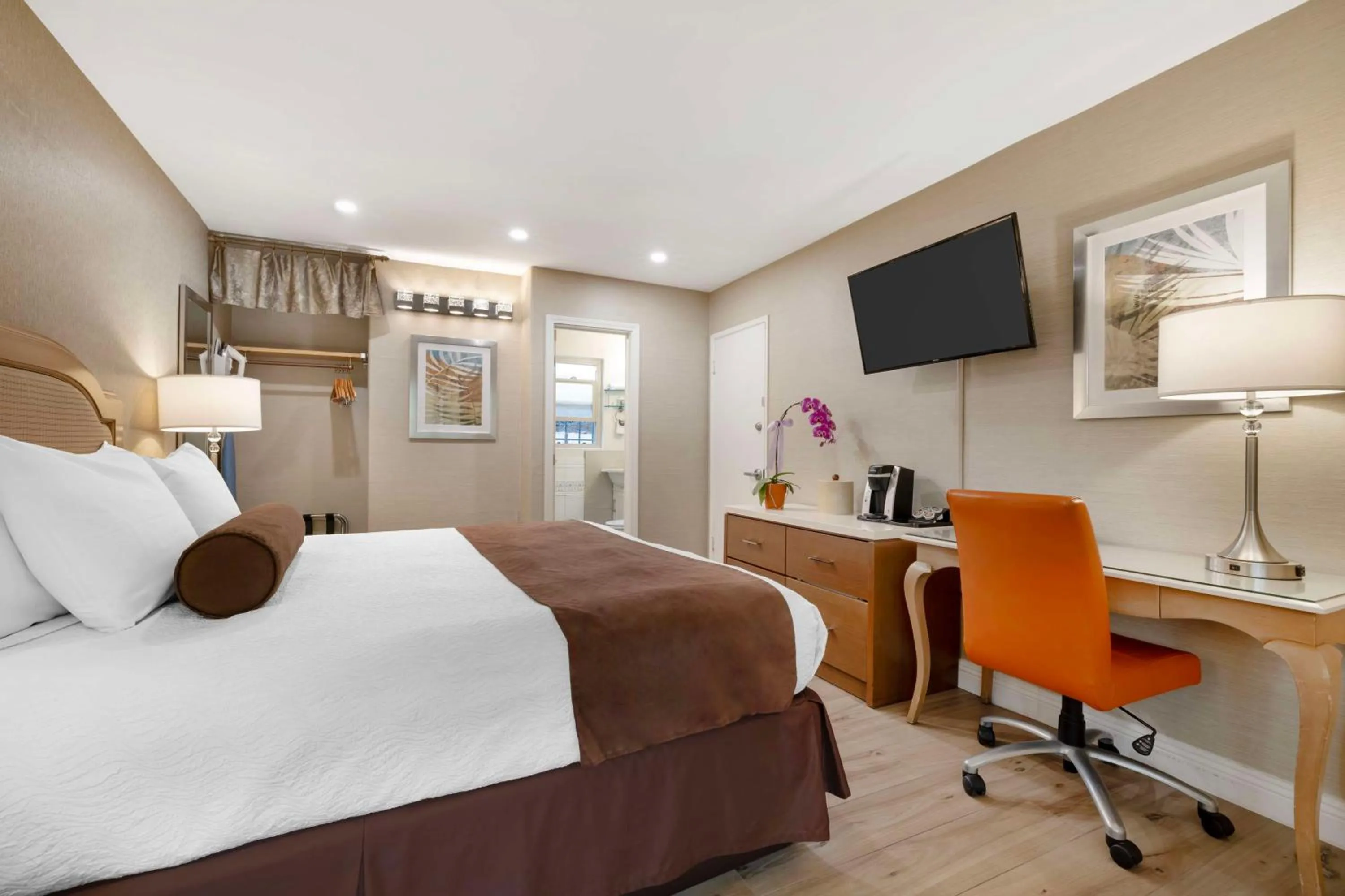 Bedroom, Bed in Best Western Downtown San Diego