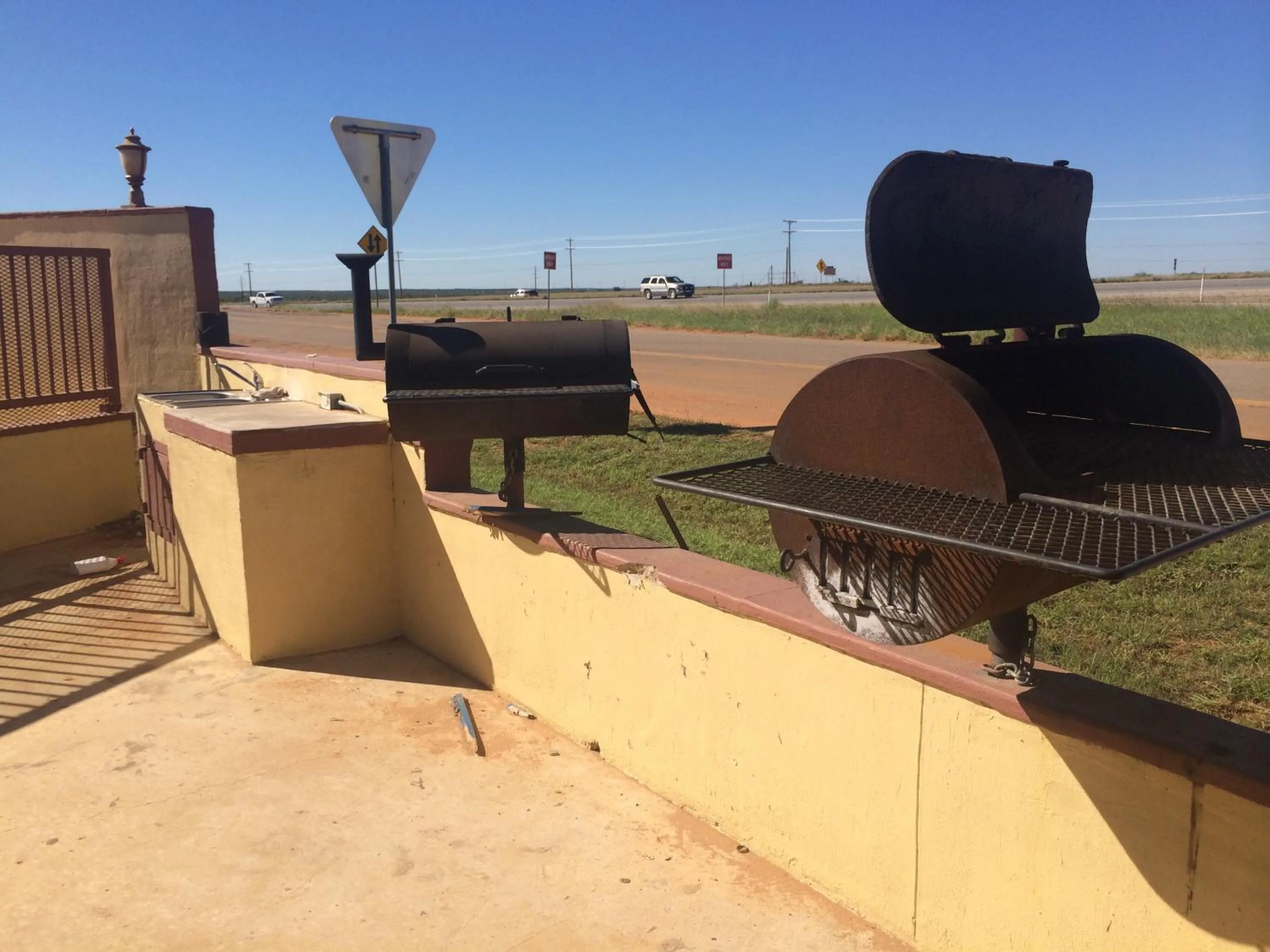 BBQ facilities in Cotulla Executive Inn