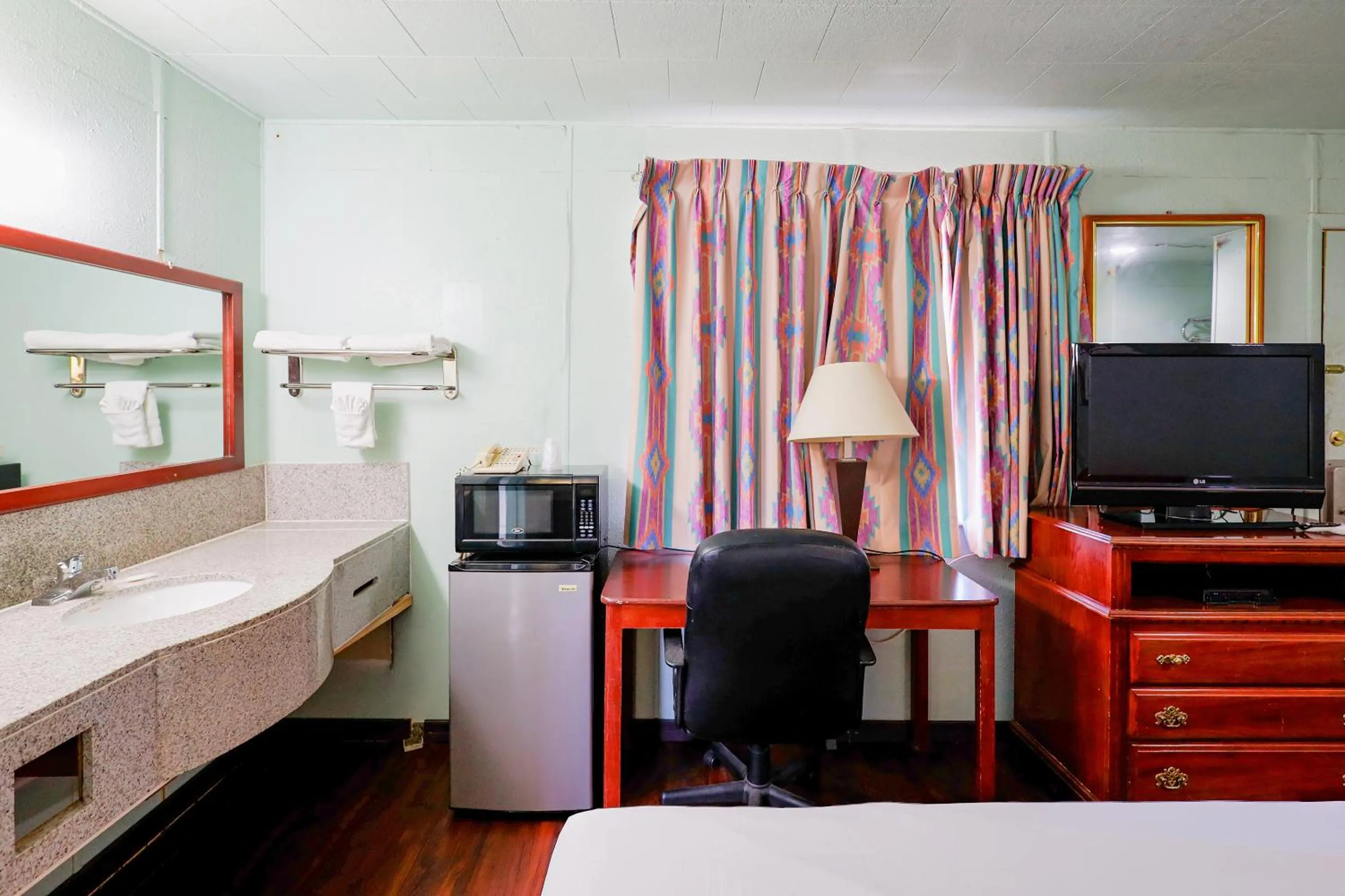 Toilet, Bed in Route 66 Inn of Santa Rosa, NM