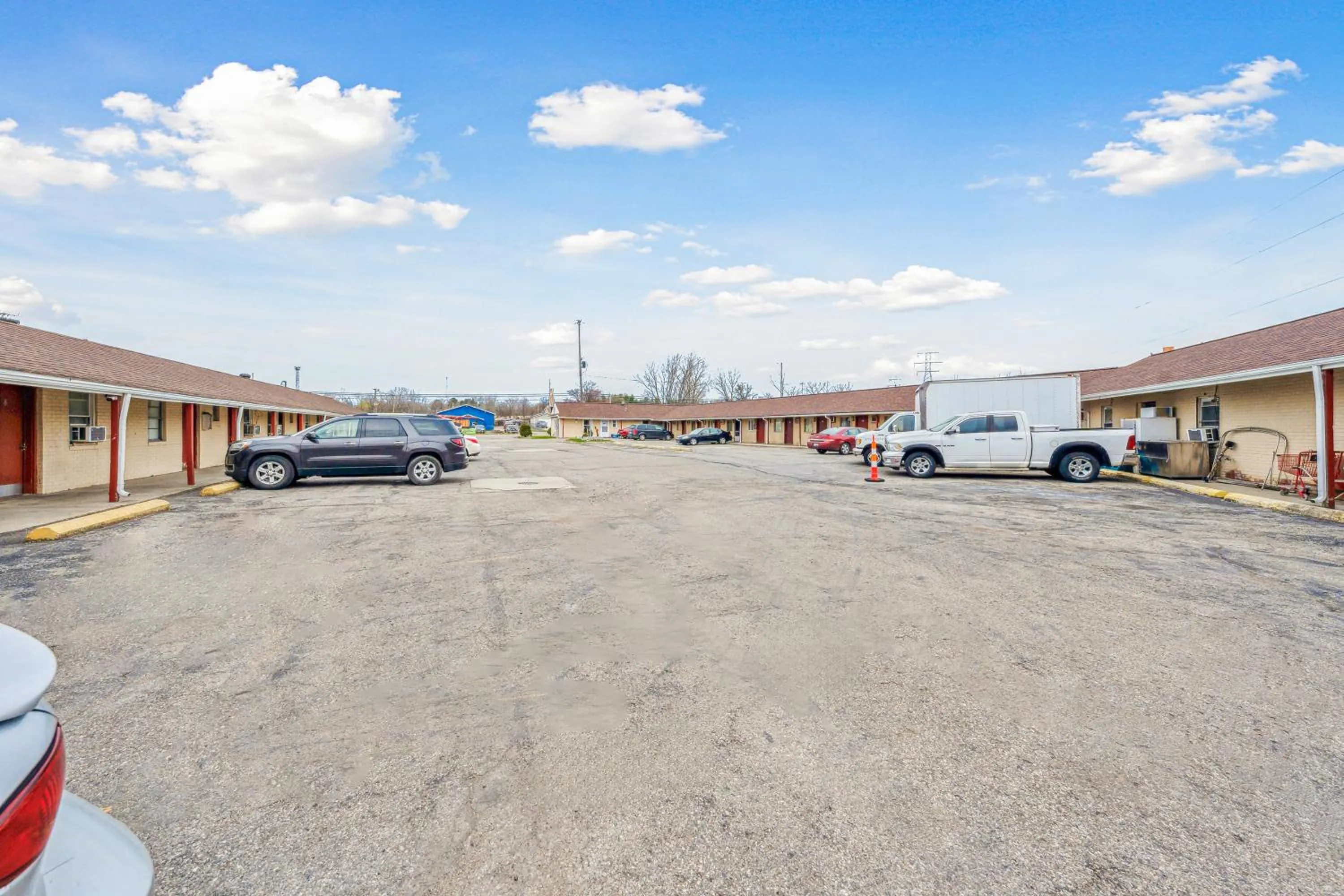 Parking in Flint Motel by OYO MI Near I-475