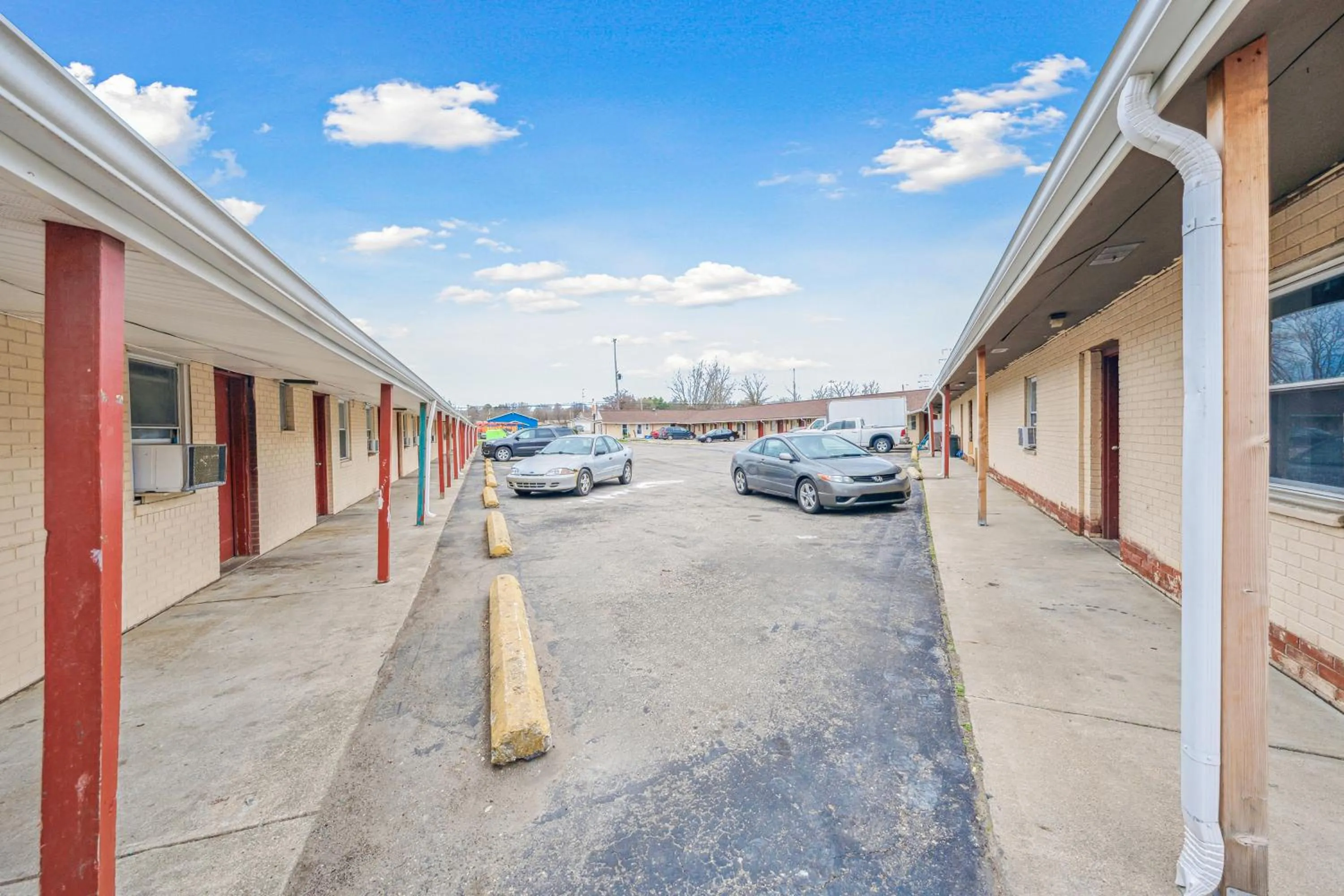 Parking in Flint Motel by OYO MI Near I-475
