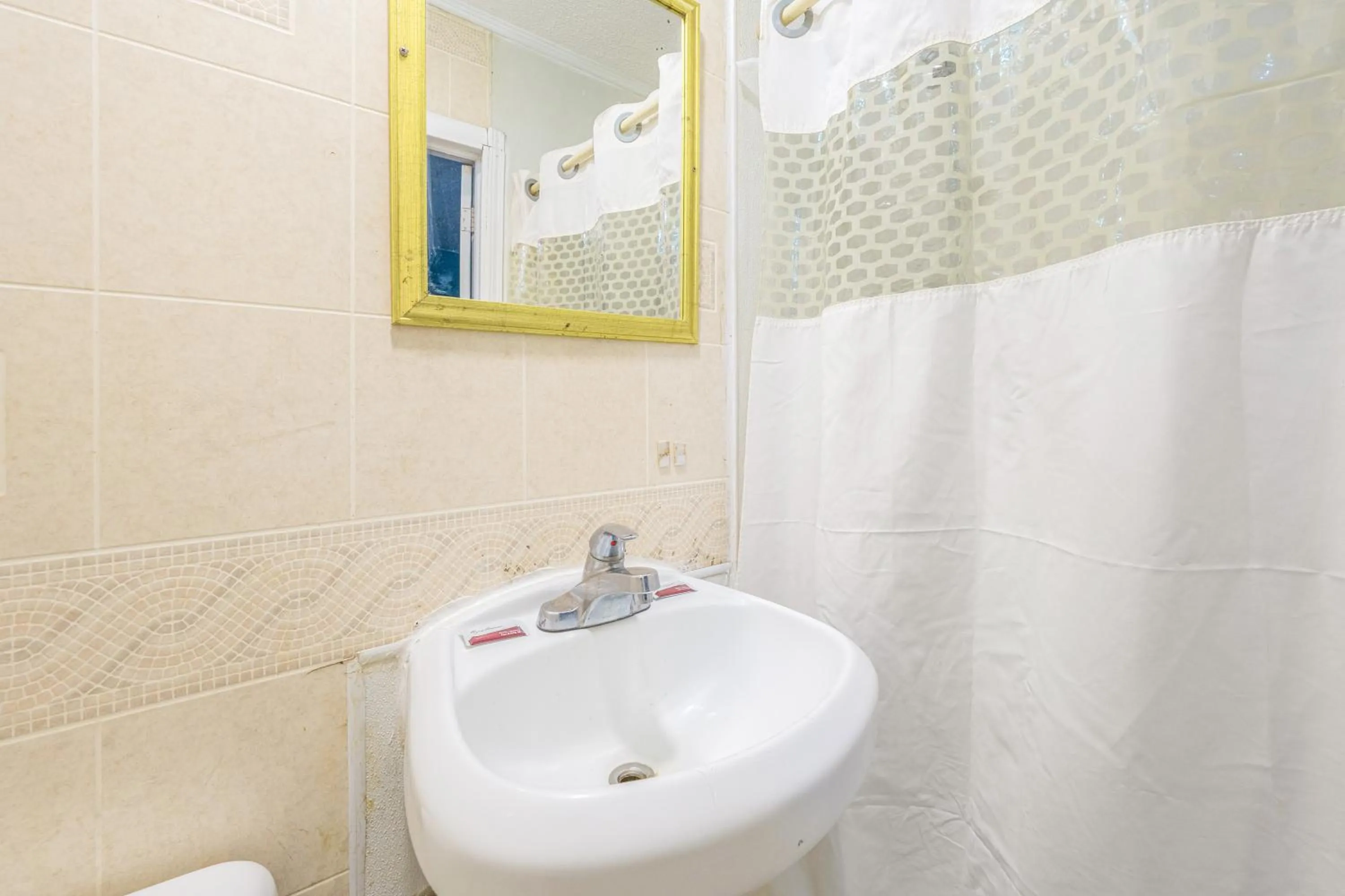 Bathroom in Flint Motel by OYO MI Near I-475