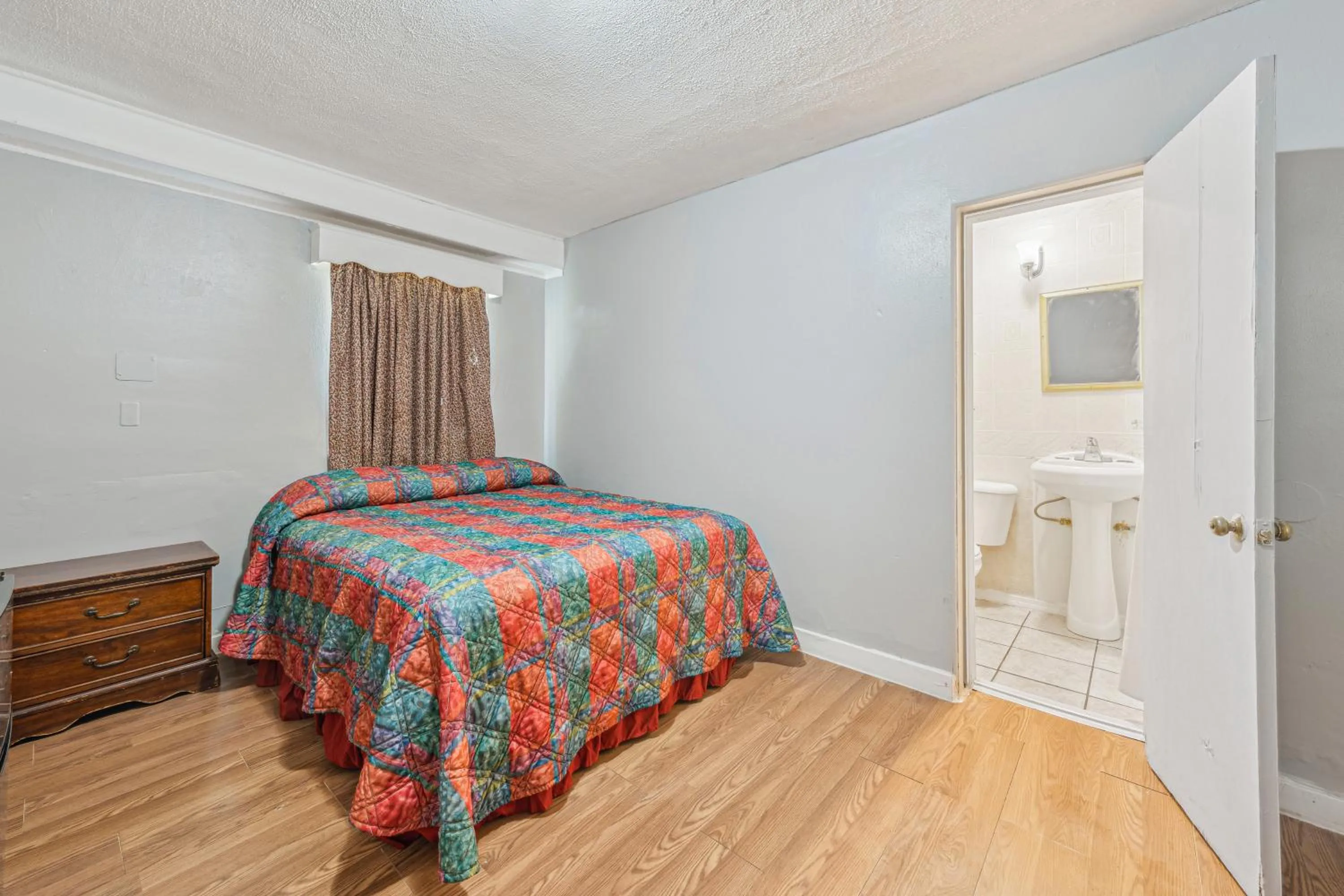 Bedroom, Bed in Flint Motel by OYO MI Near I-475