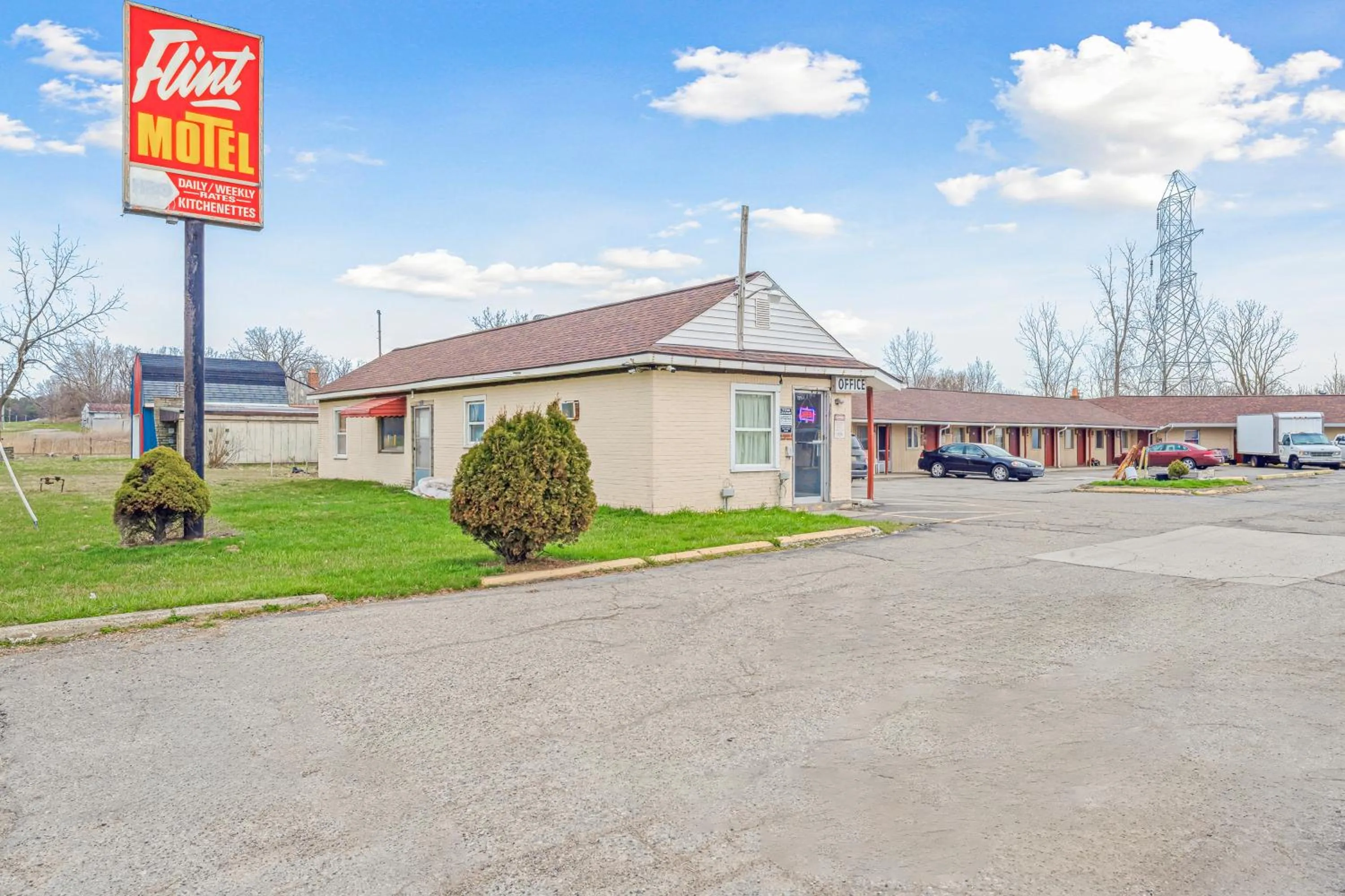 Parking in Flint Motel by OYO MI Near I-475