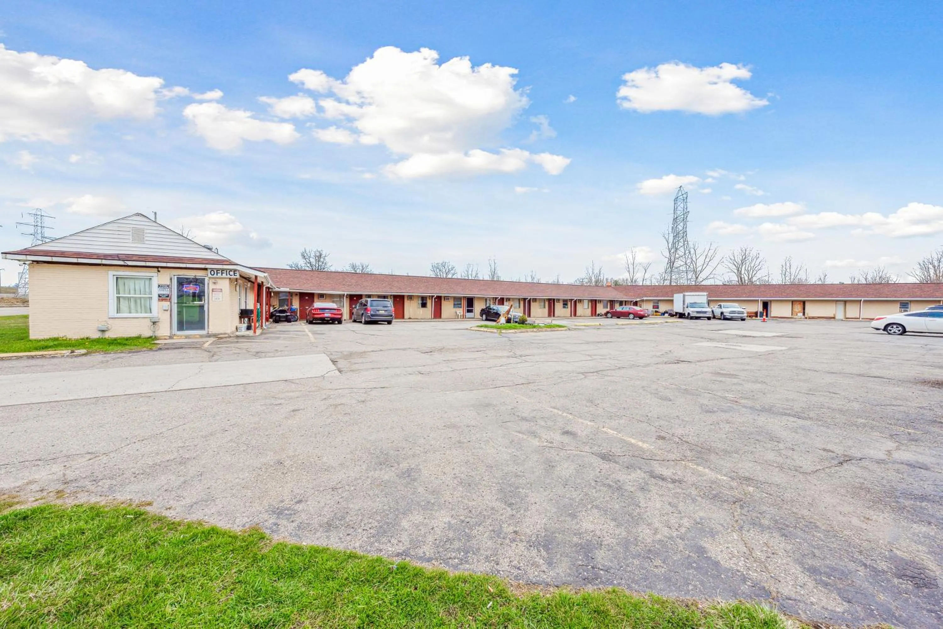 Parking in Flint Motel by OYO MI Near I-475