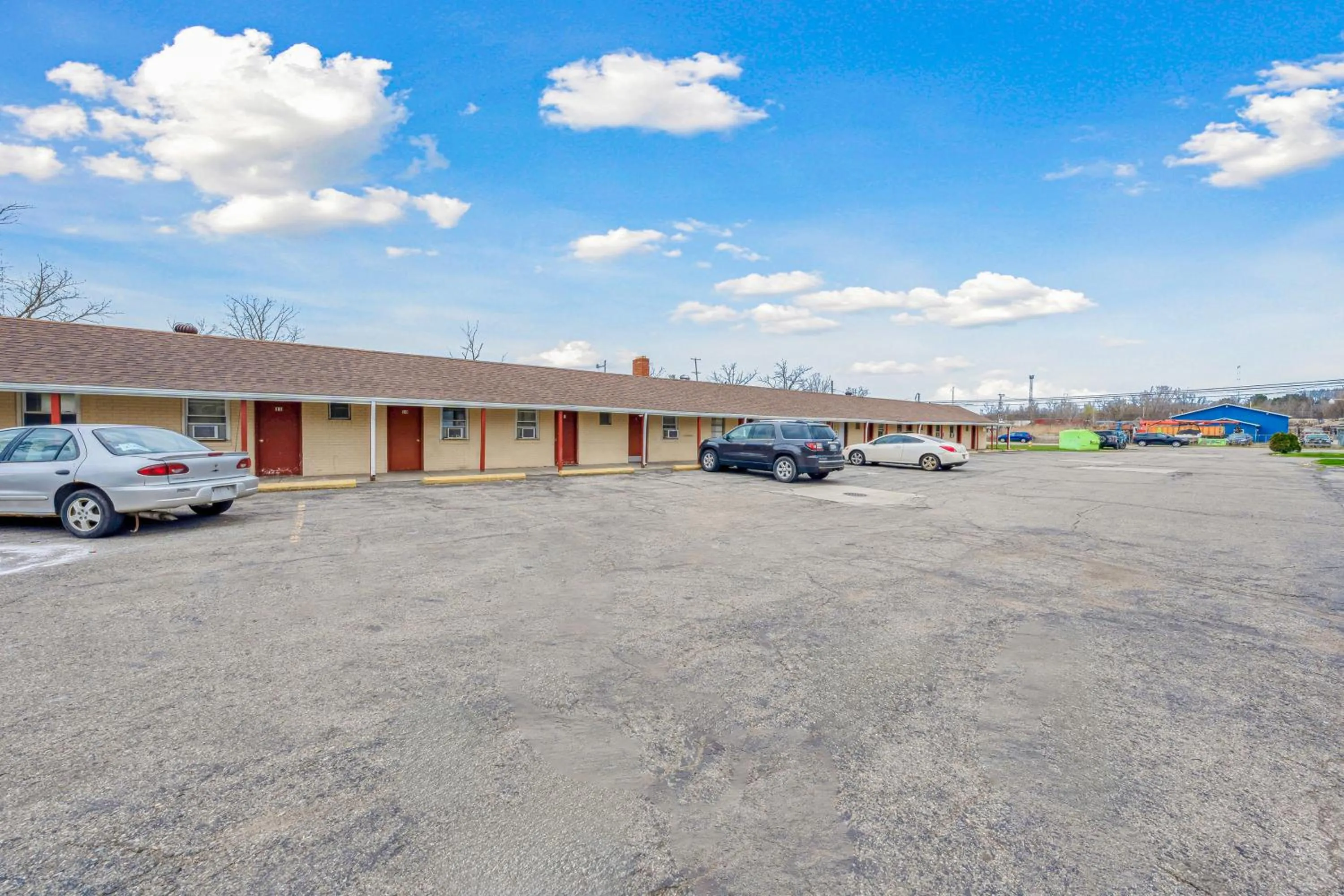 Parking in Flint Motel by OYO MI Near I-475