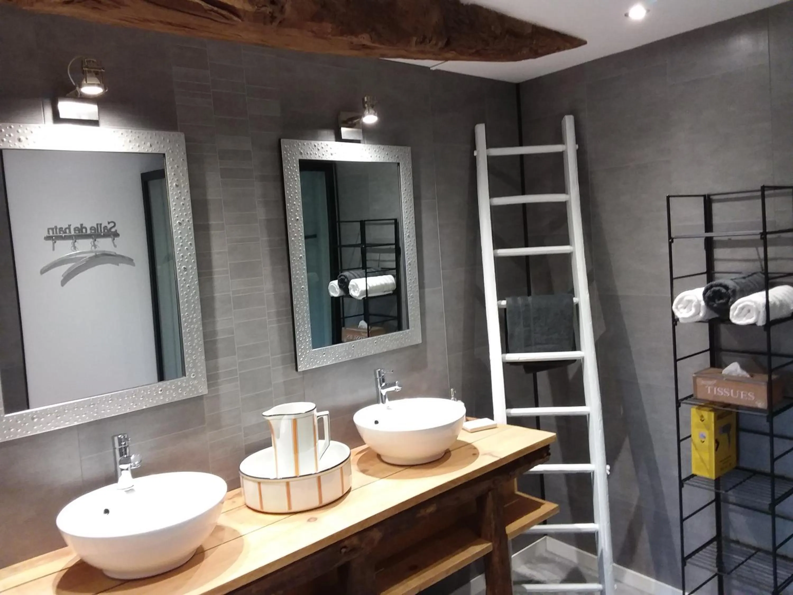 Shower in MONTISMAURELLI