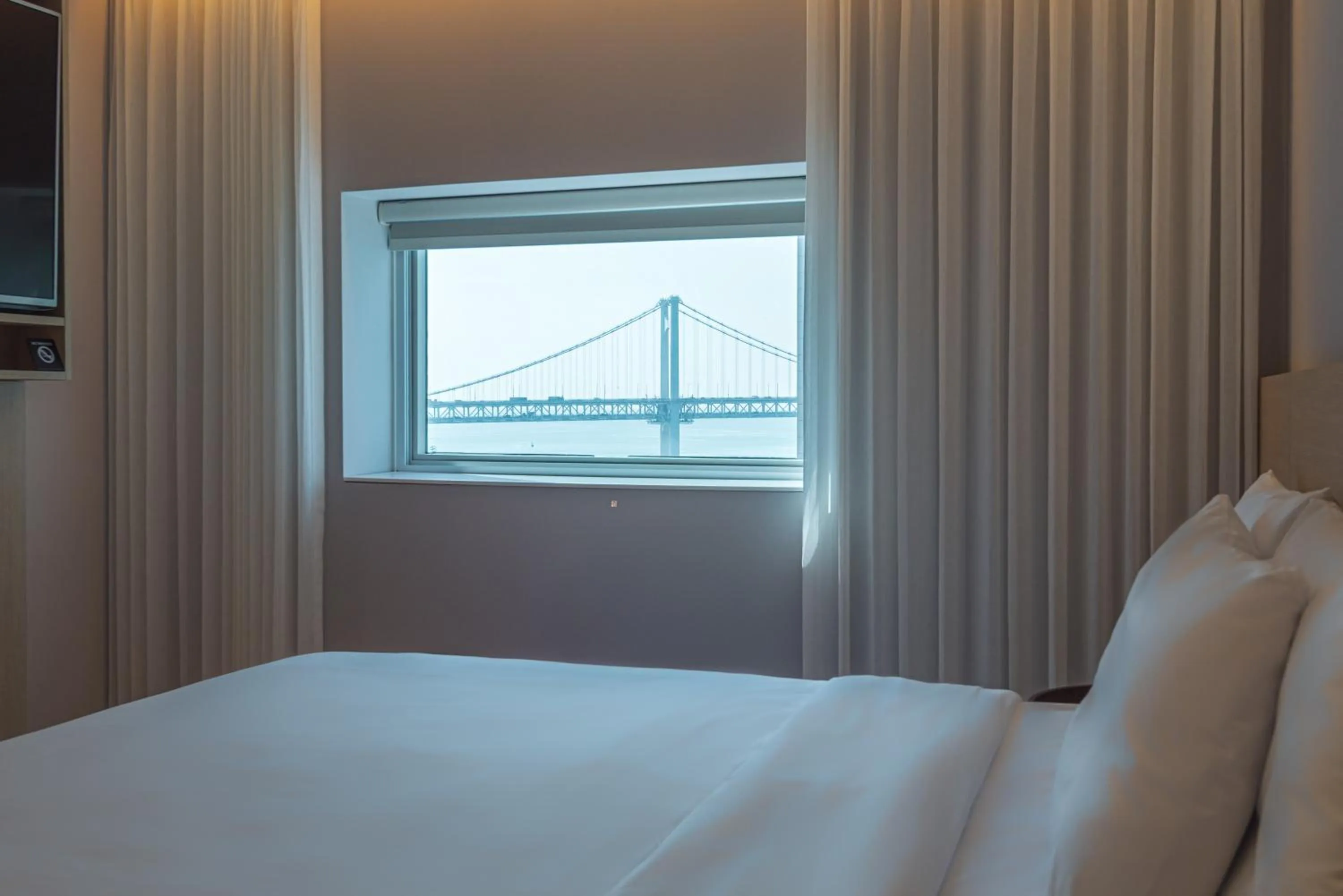 Landmark view, Bed in Hotel Marine view