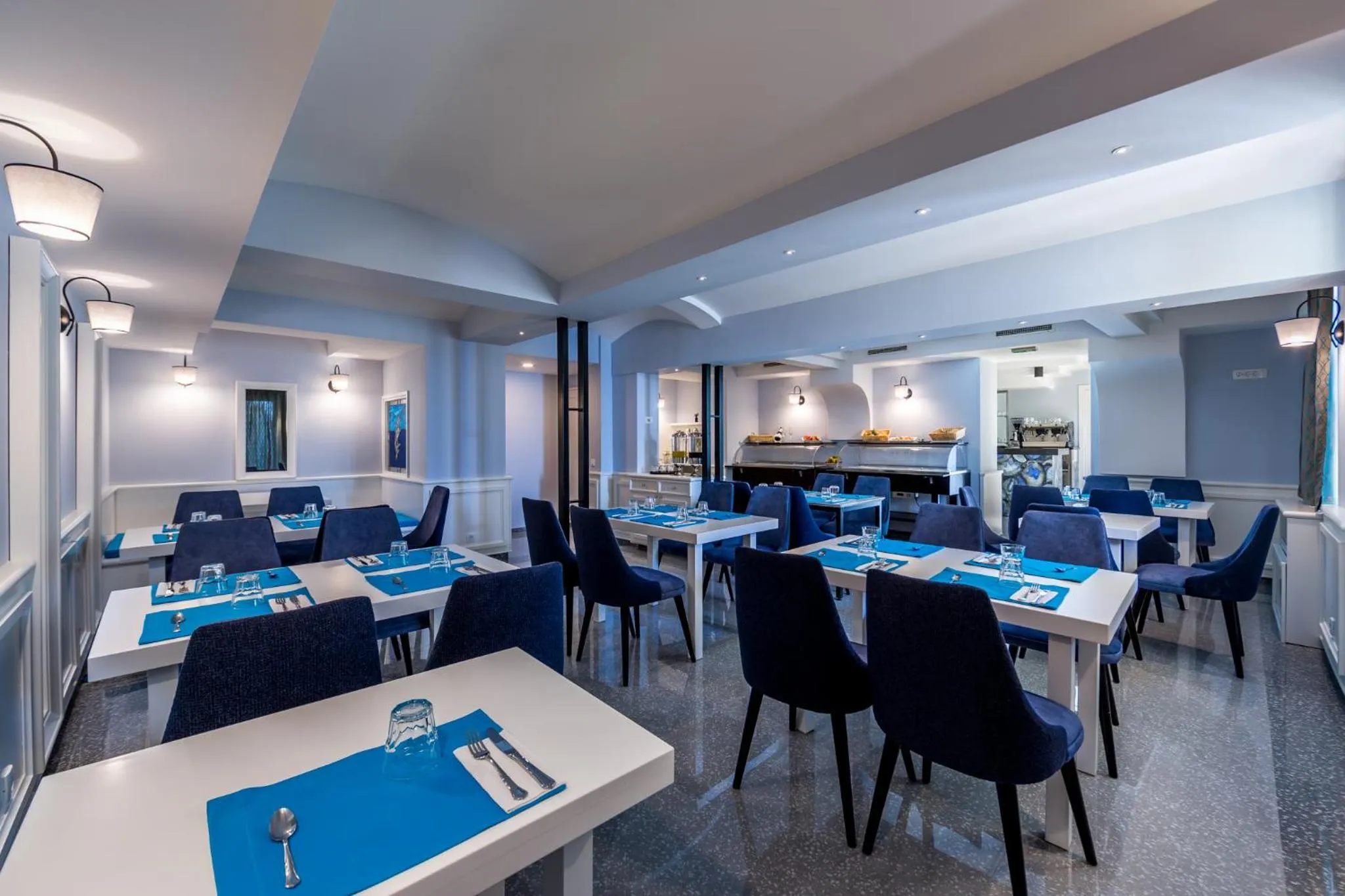 Restaurant/places to eat in Hotel Domino