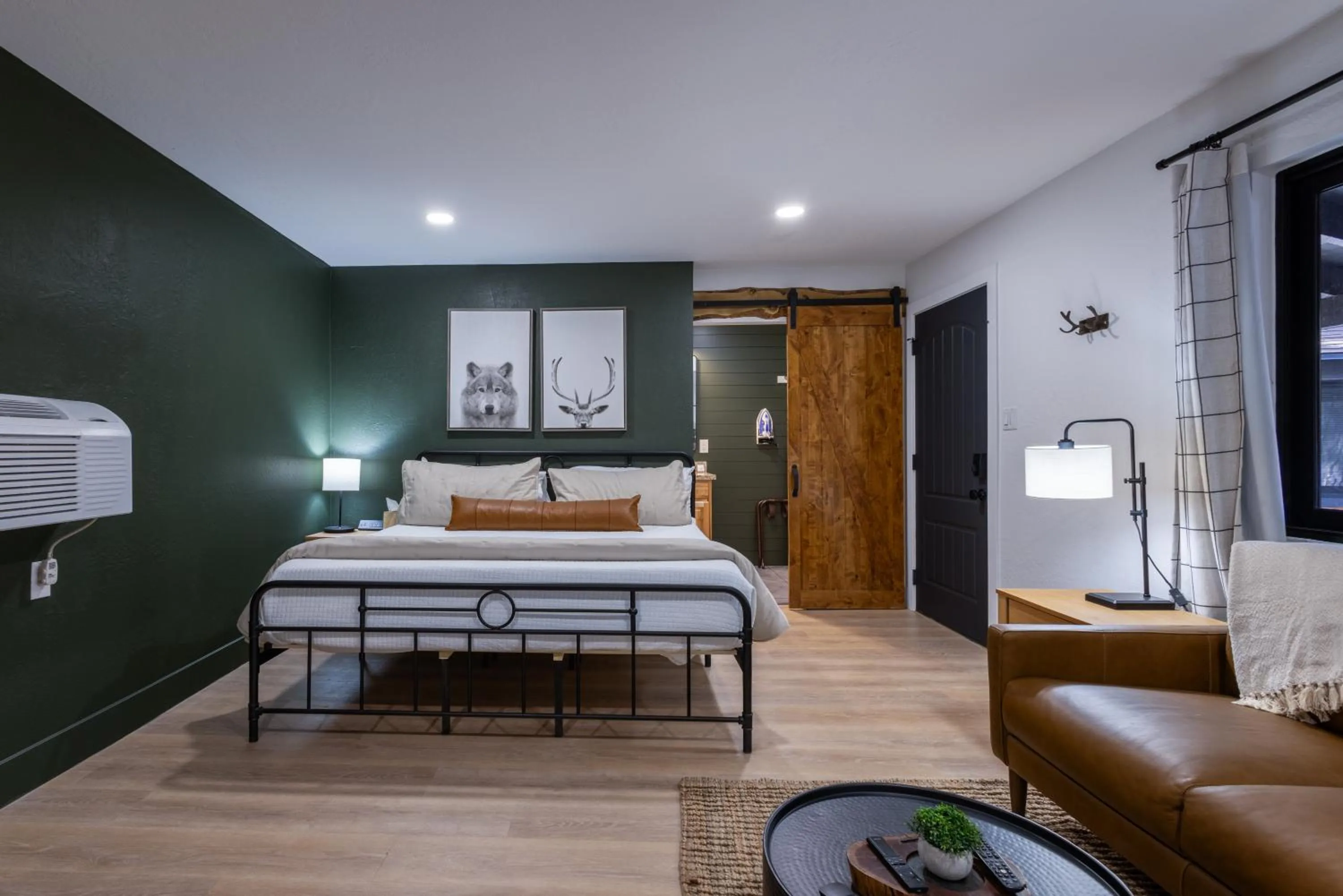 Bed in TimberLodge Inn