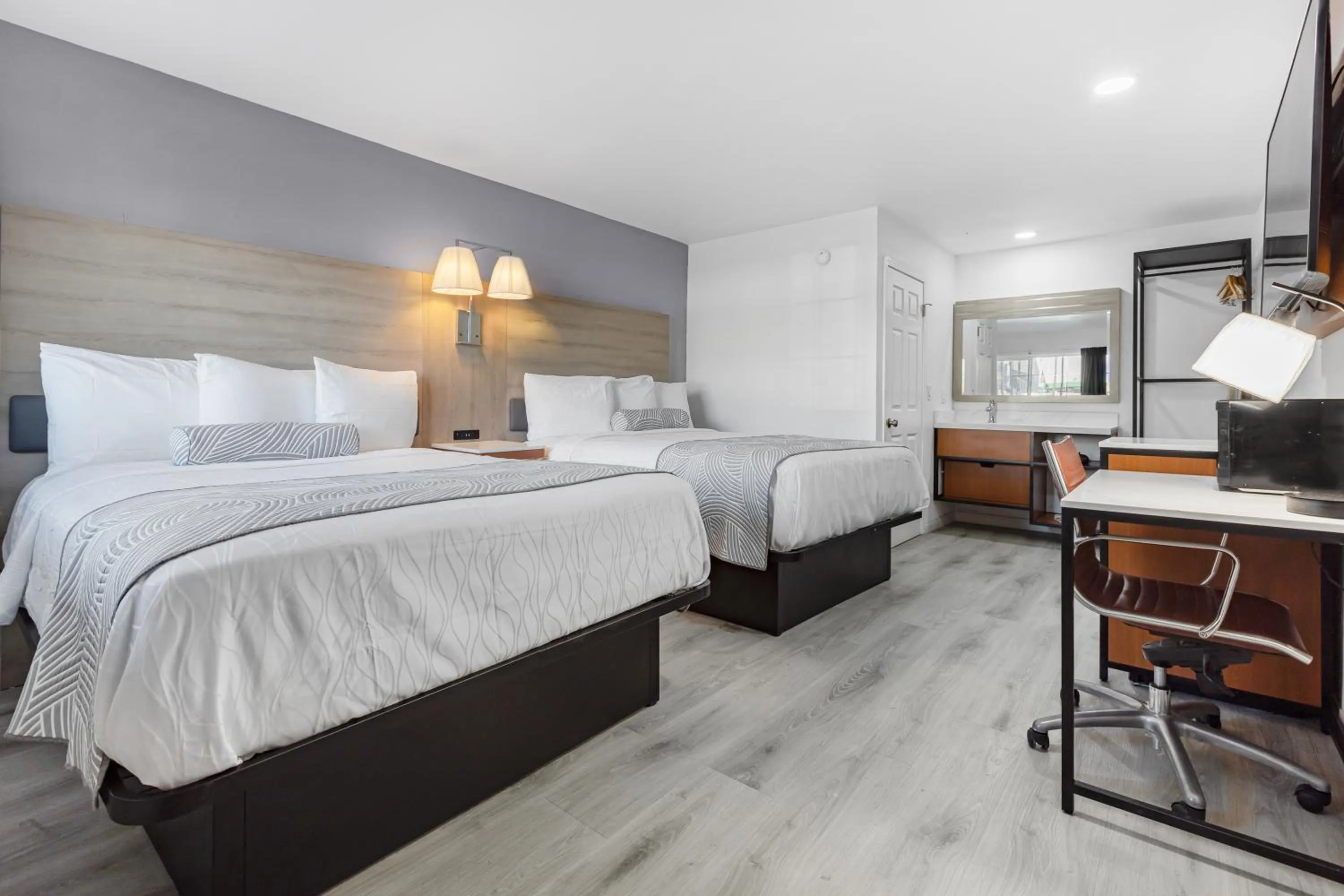 Bed in Inland Inn & Suites