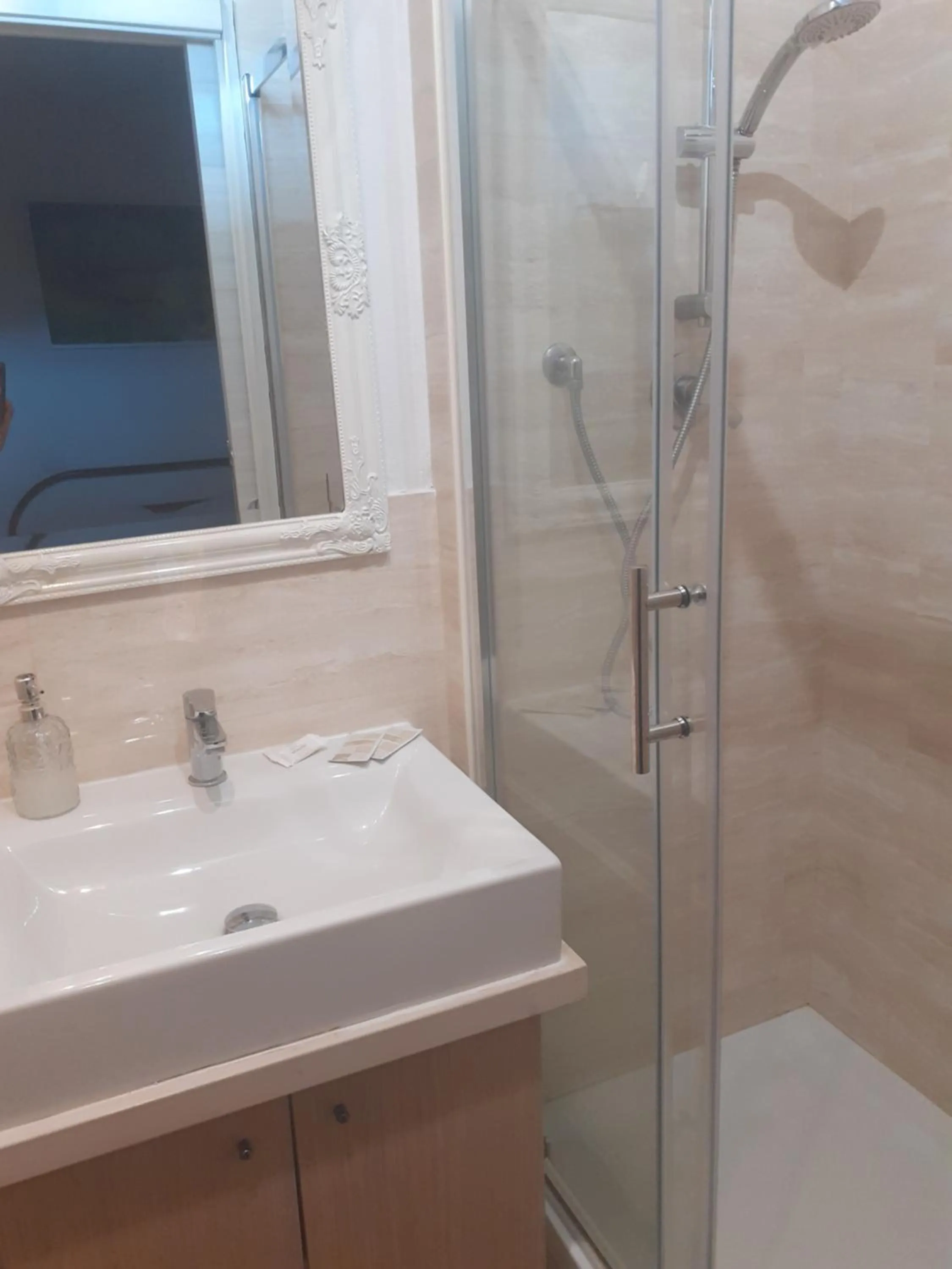 Shower in B&B Villa Bucceri