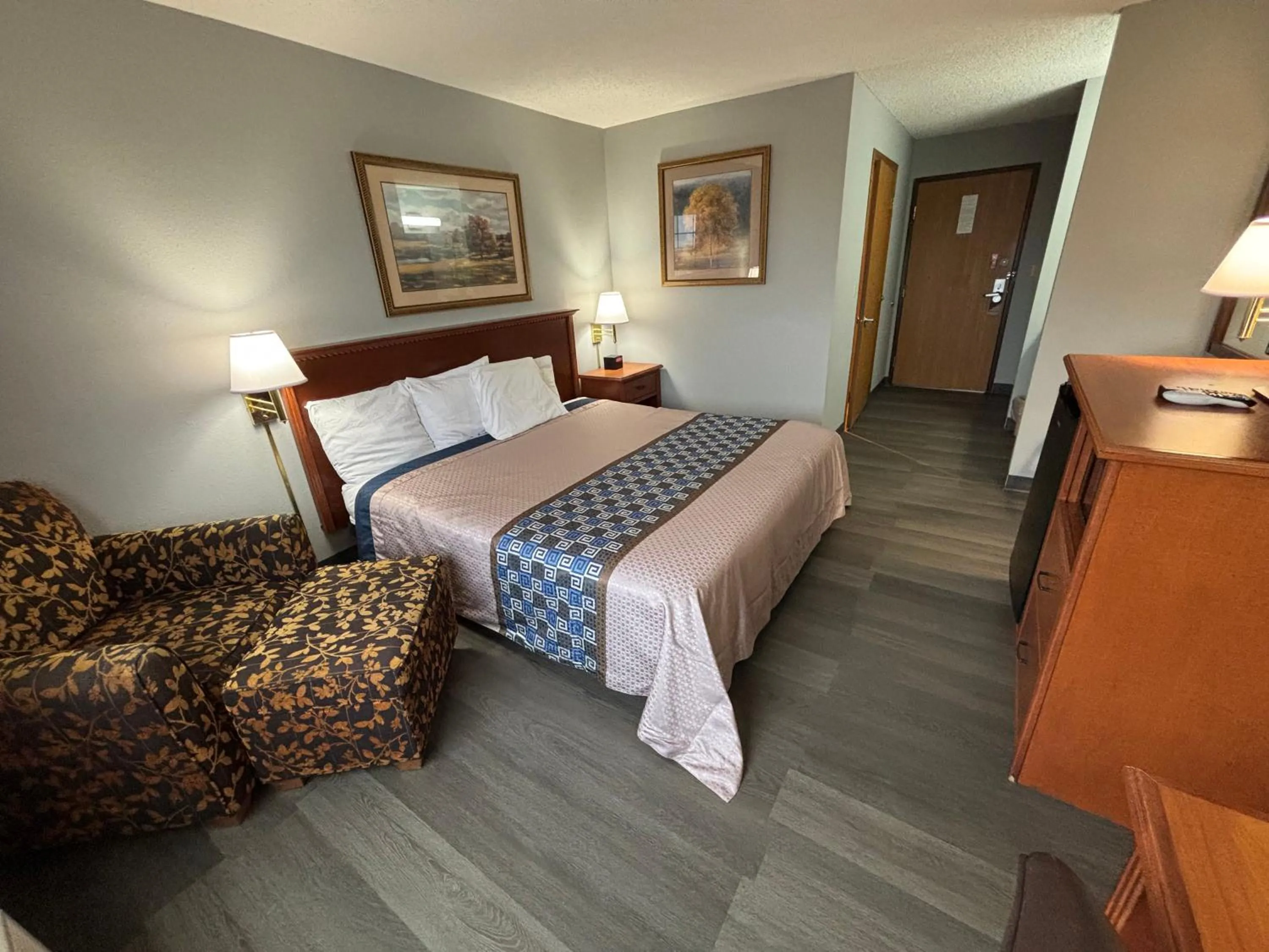 King Room - single occupancy - Disability Access in Covered Bridge Inn