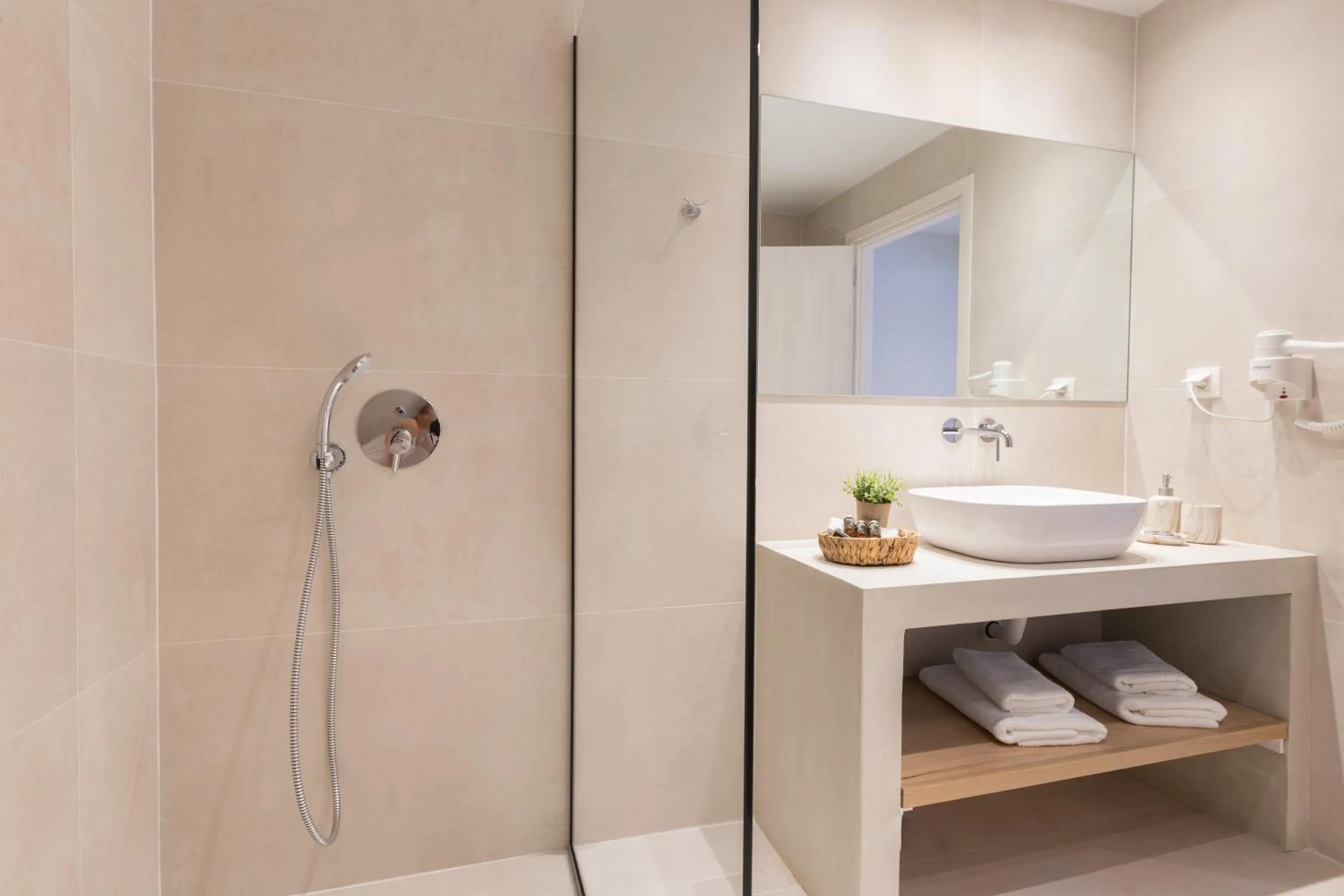 Shower in Calmare suites