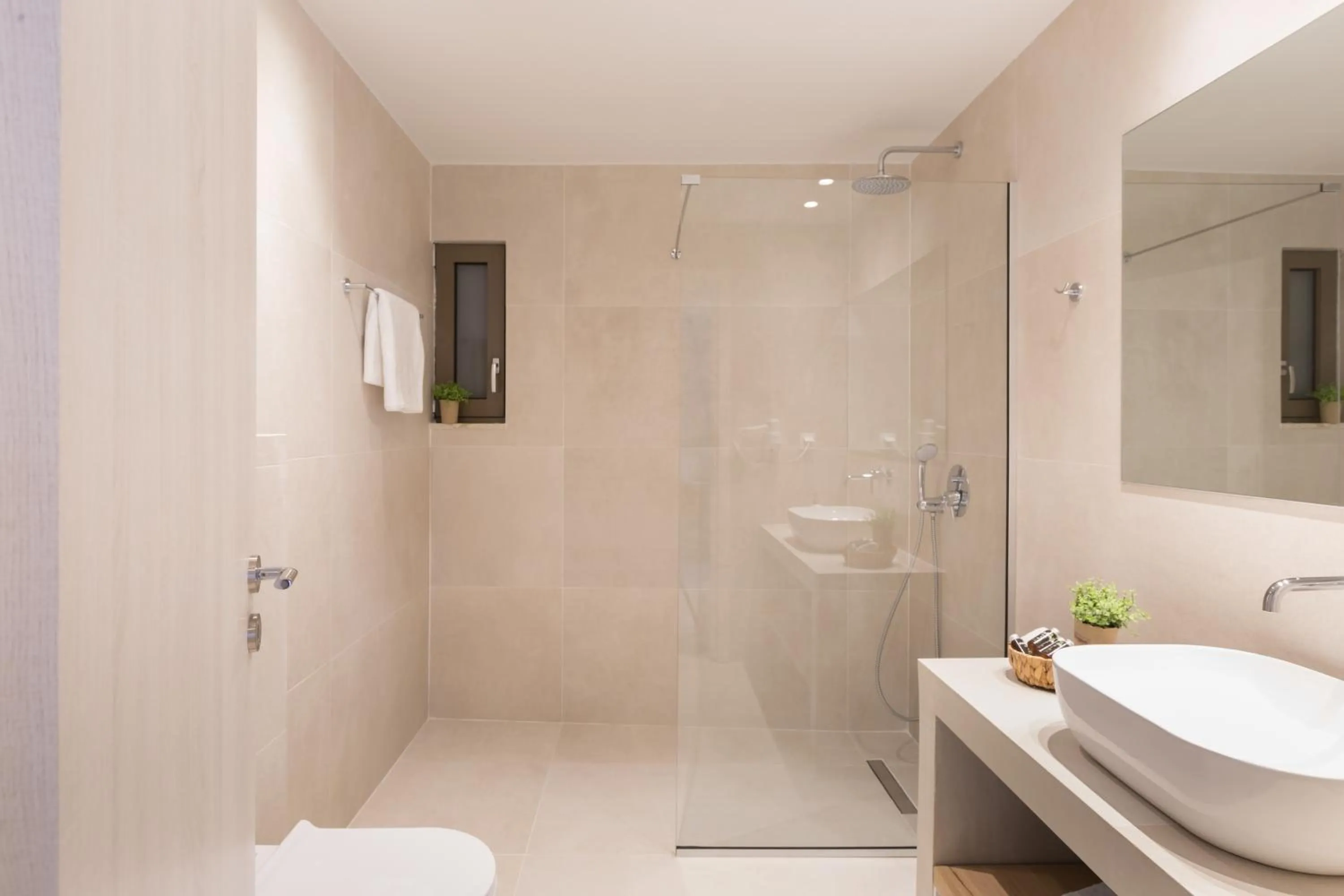 Shower in Calmare suites