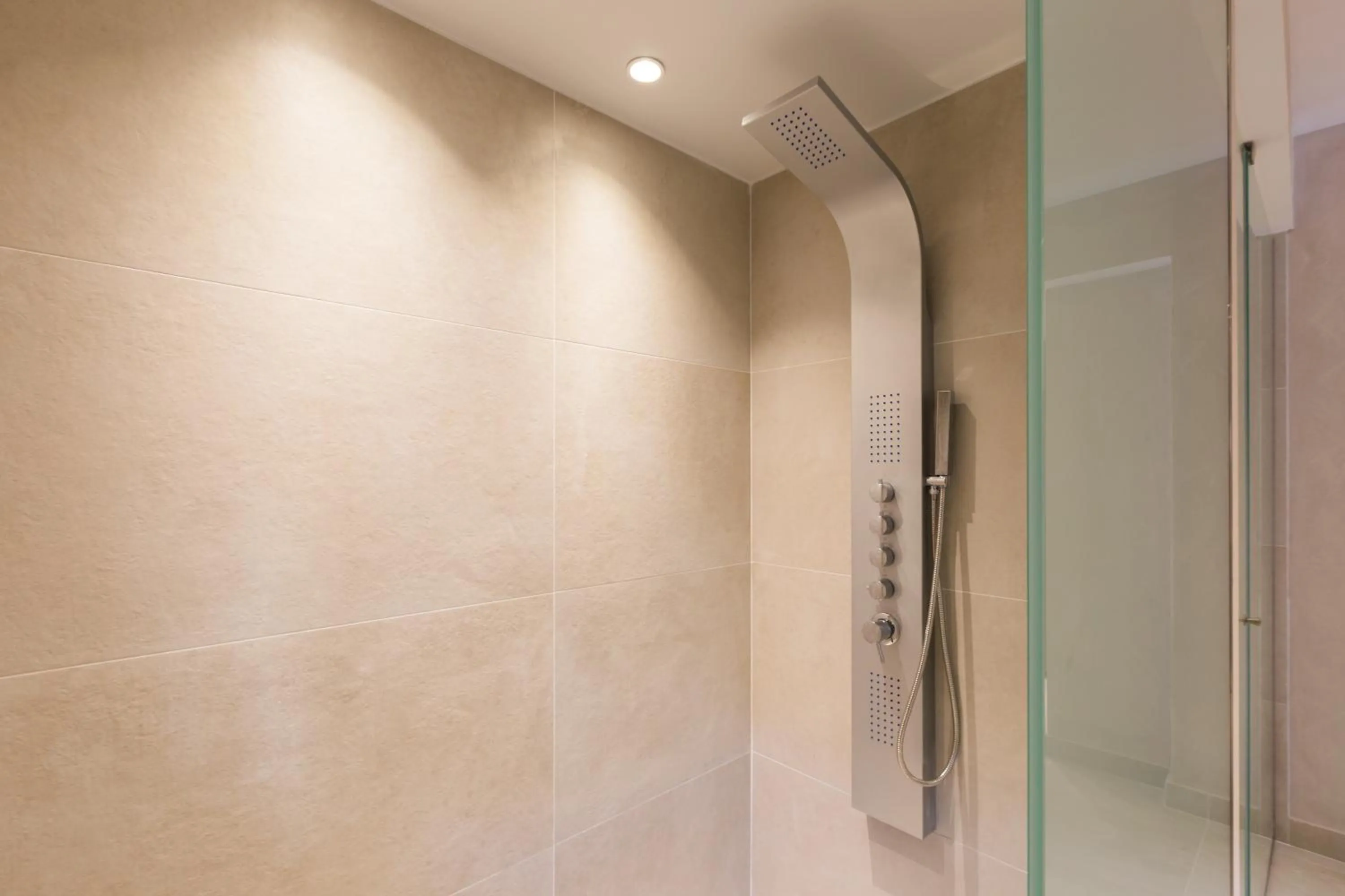 Shower in Calmare suites