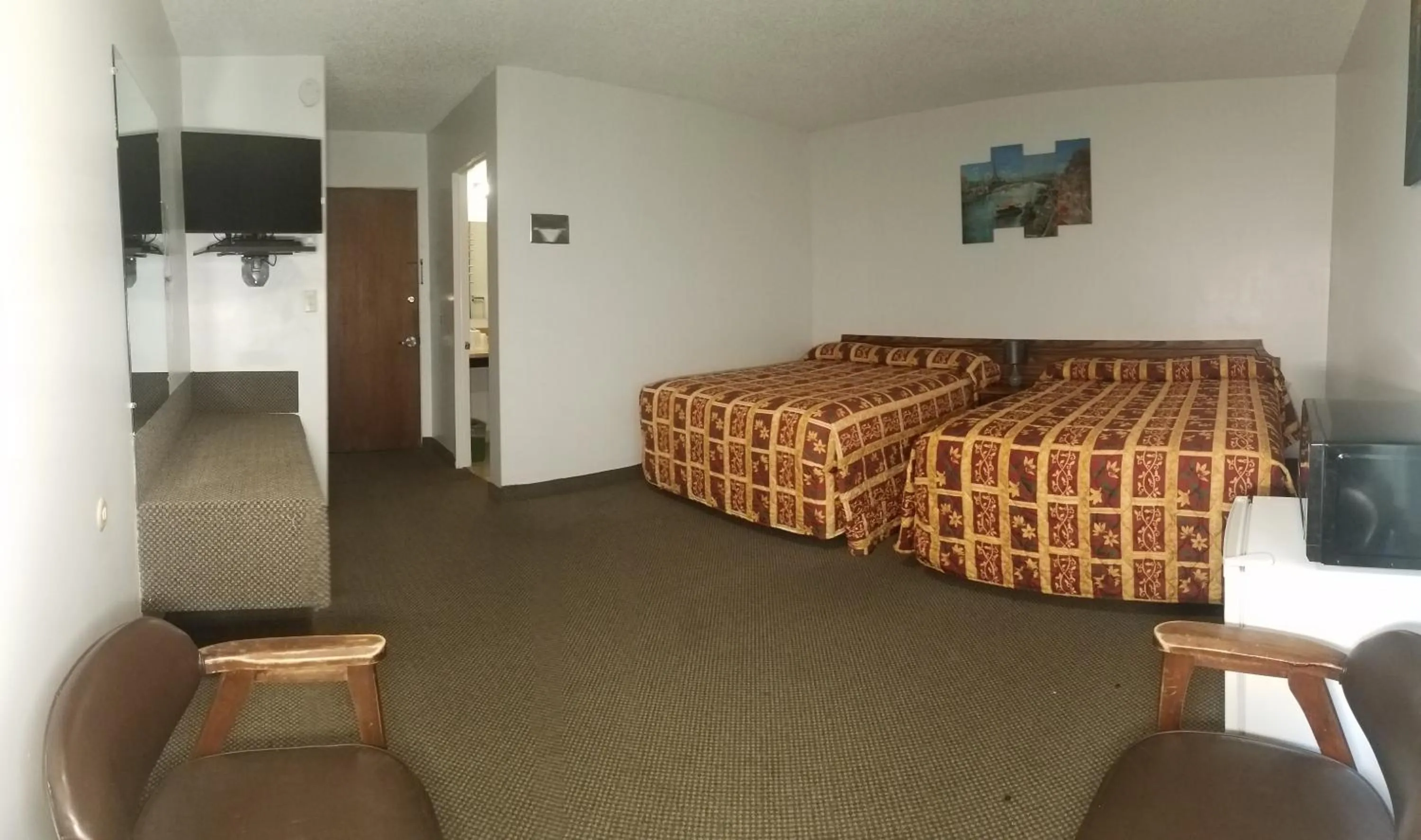 Bed in Amber Inn Motel