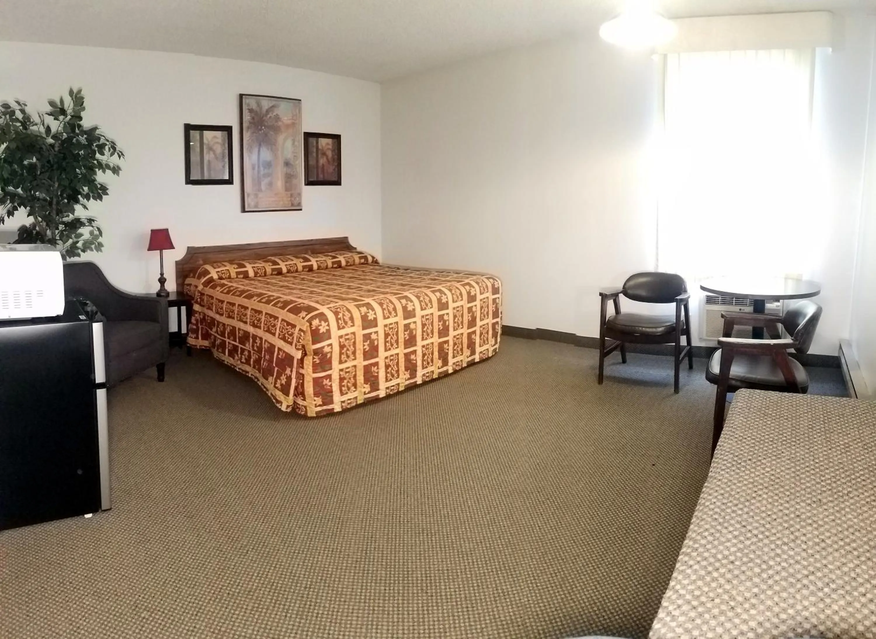 Bed in Amber Inn Motel