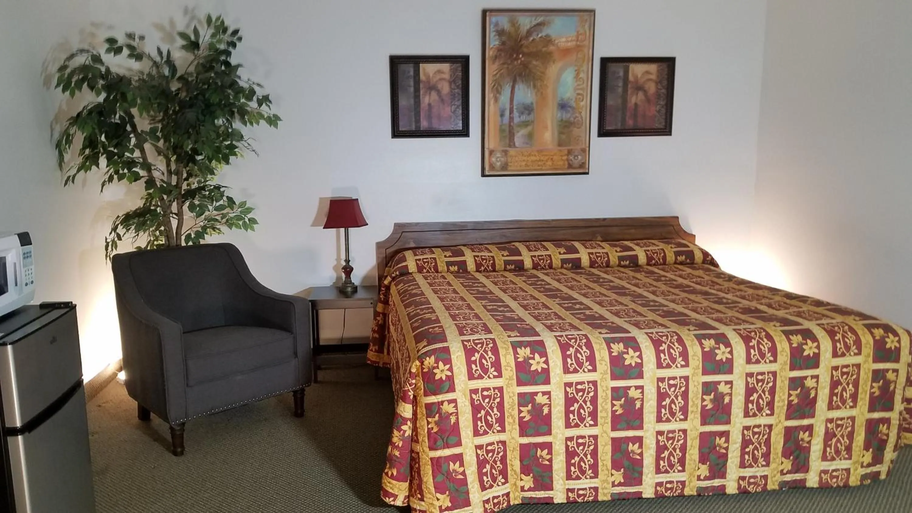 Bed in Amber Inn Motel