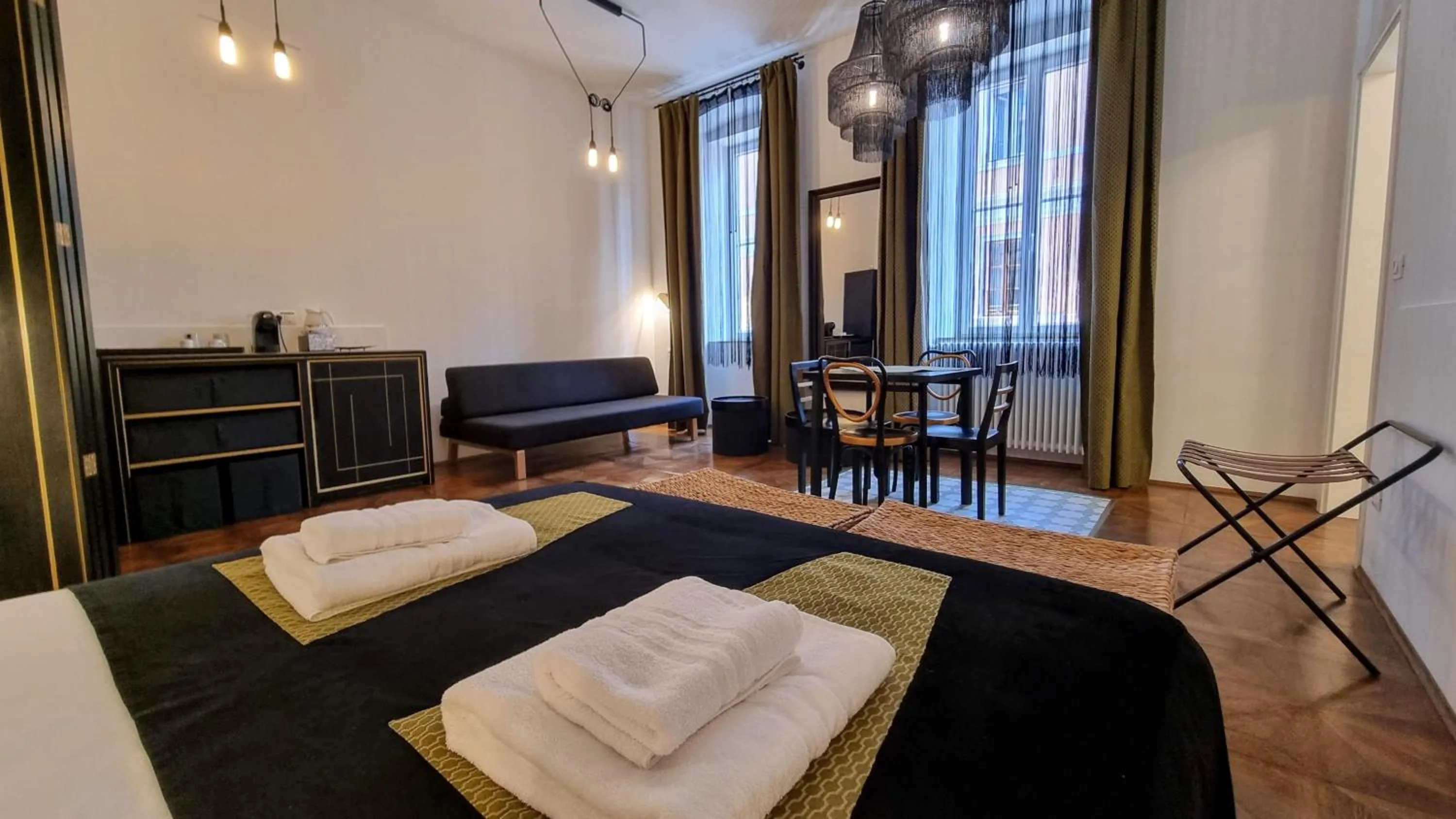 Photo of the whole room, Bed in Dada