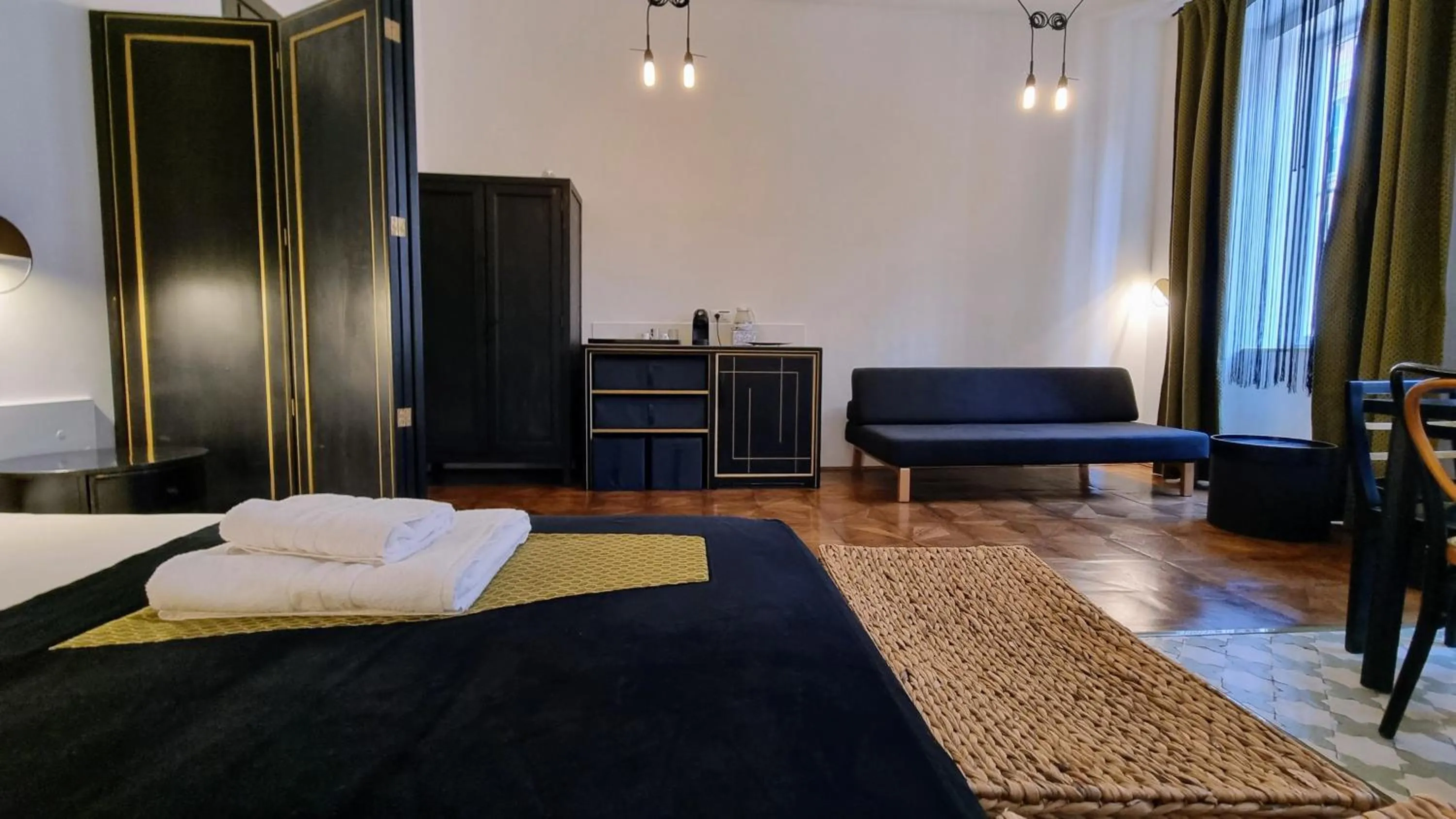 Photo of the whole room, Bed in Dada