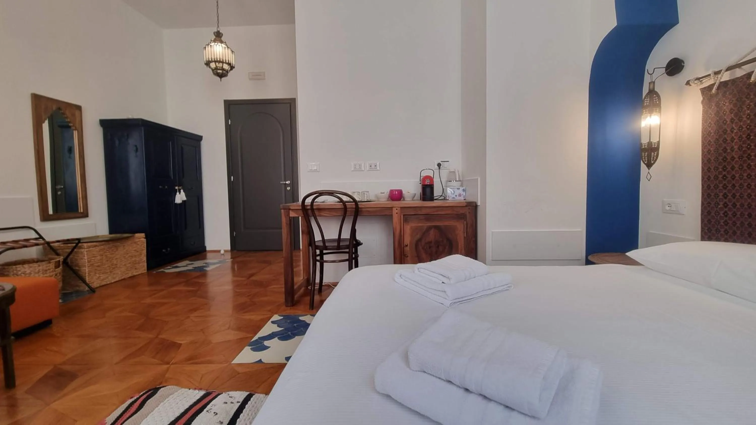 Photo of the whole room, Bed in Dada