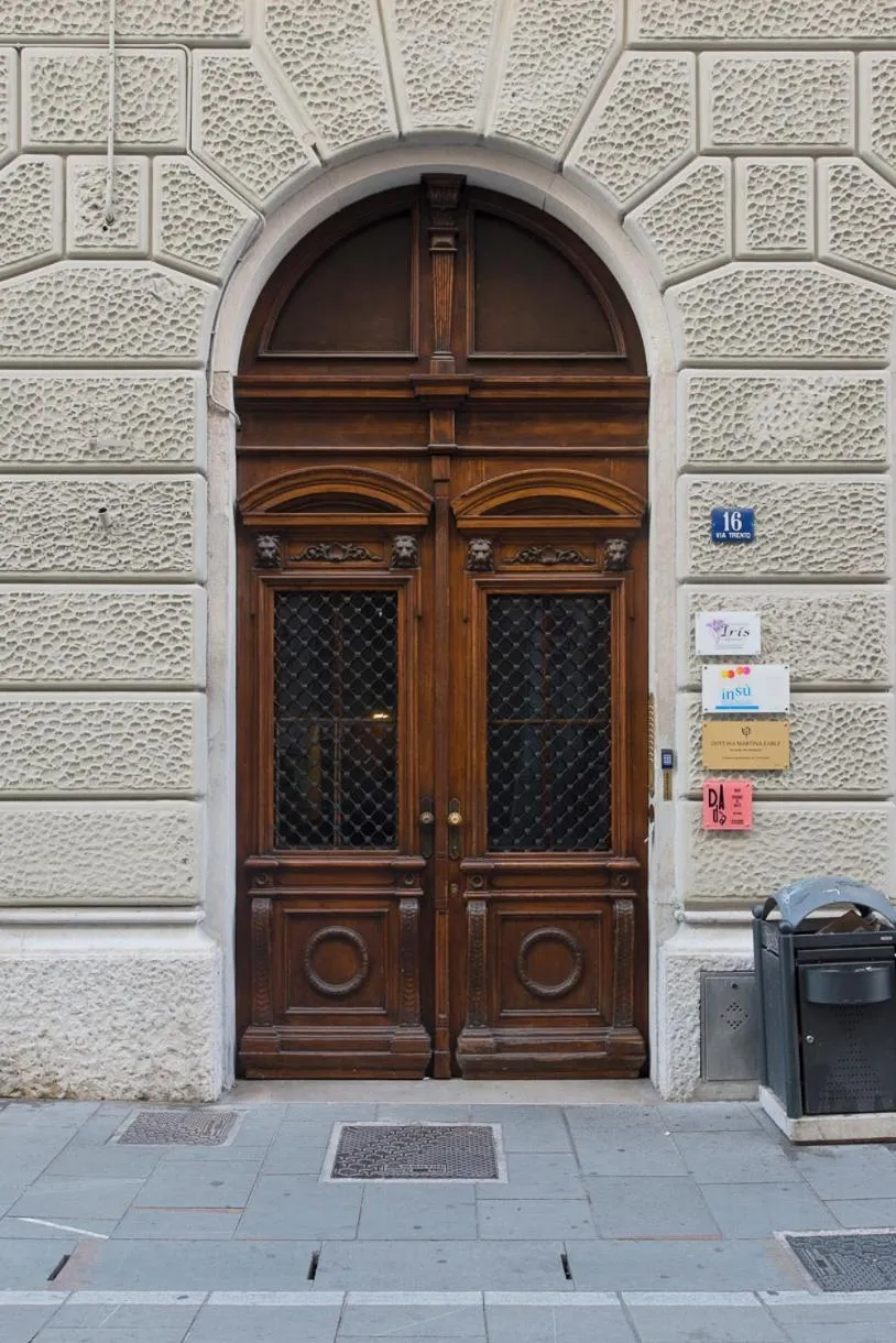 Facade/entrance in Dada