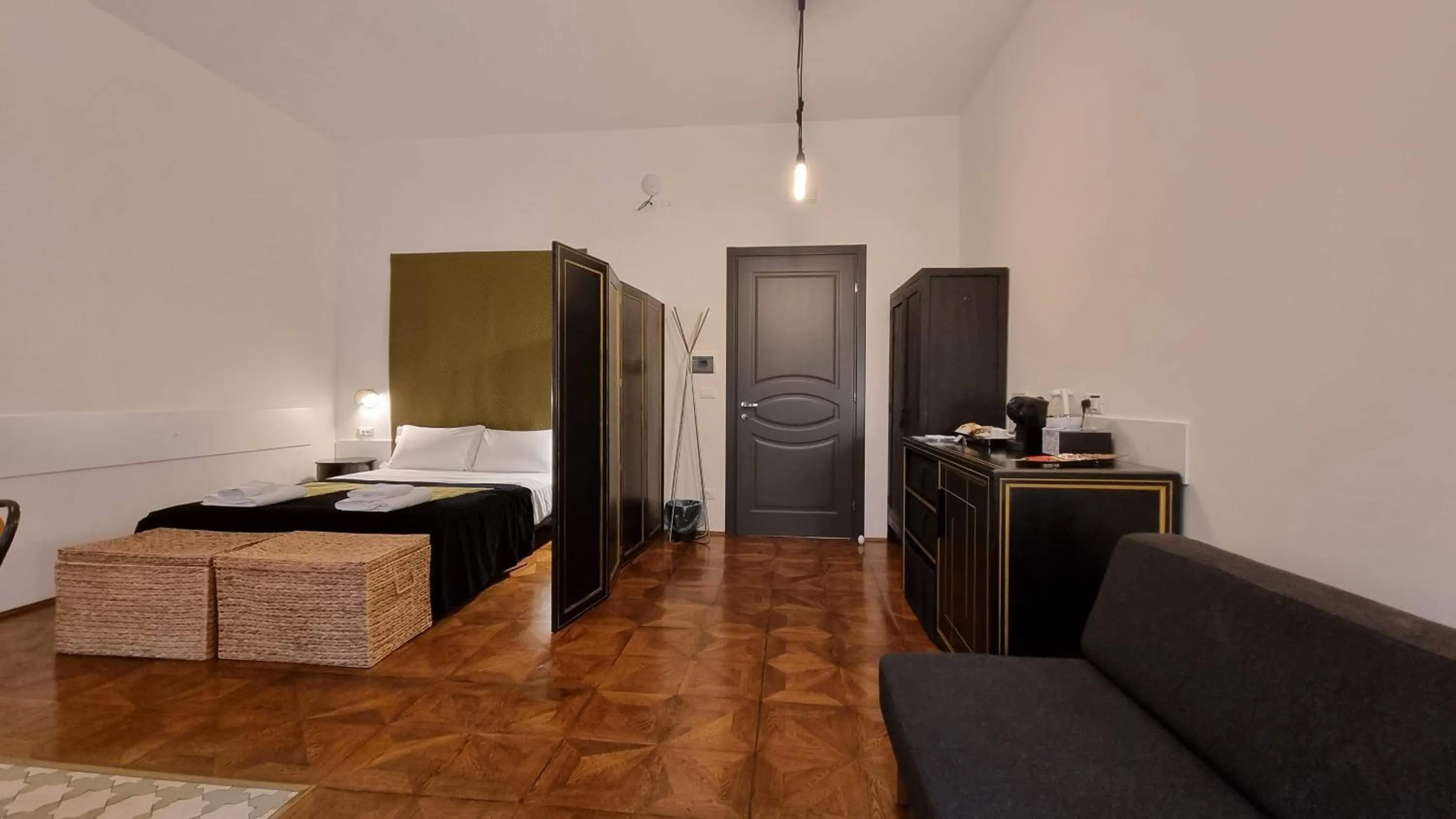 Photo of the whole room, Bed in Dada