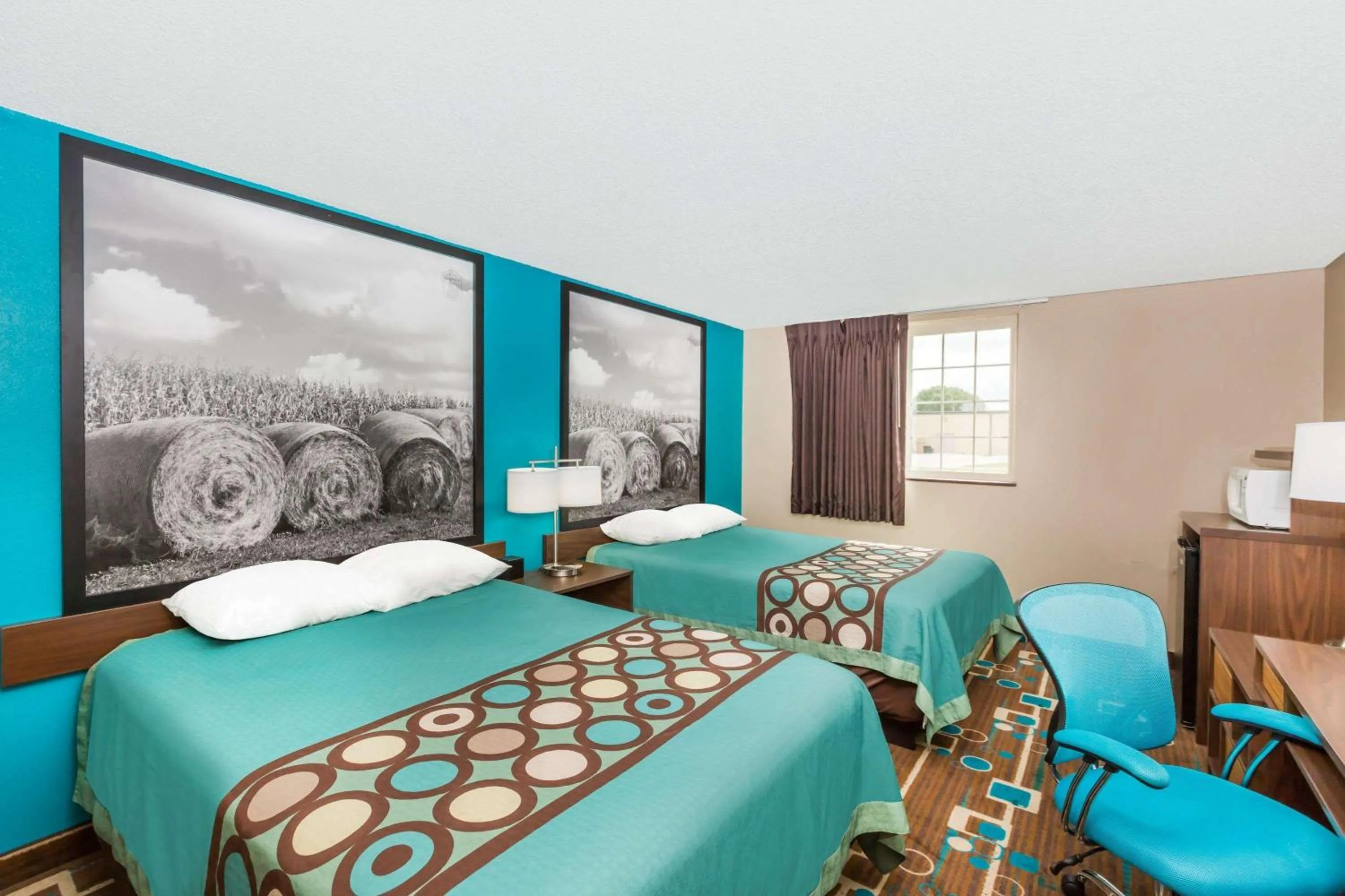 Photo of the whole room in Super 8 by Wyndham Spencer