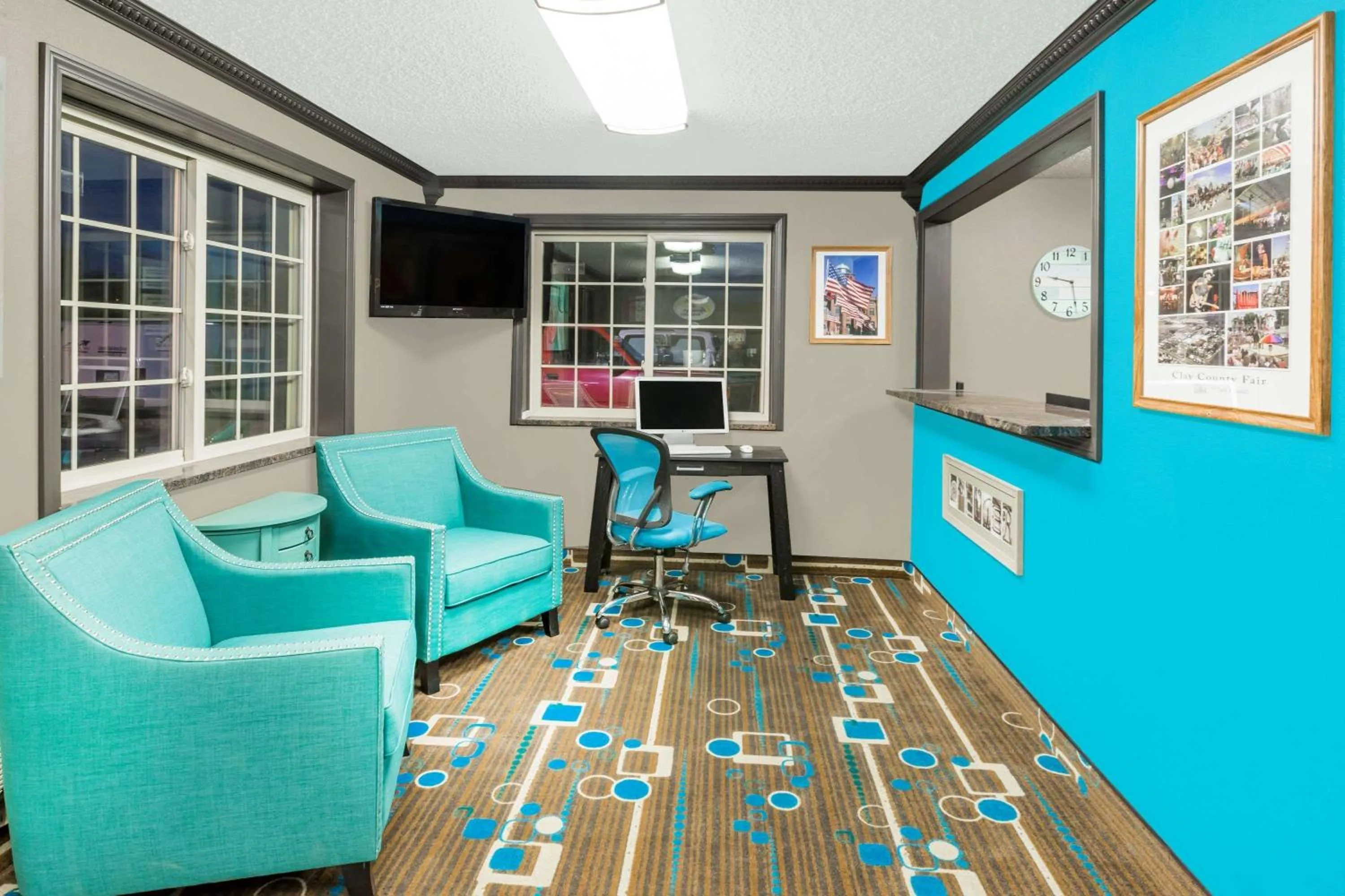 Lobby or reception, Seating Area in Super 8 by Wyndham Spencer