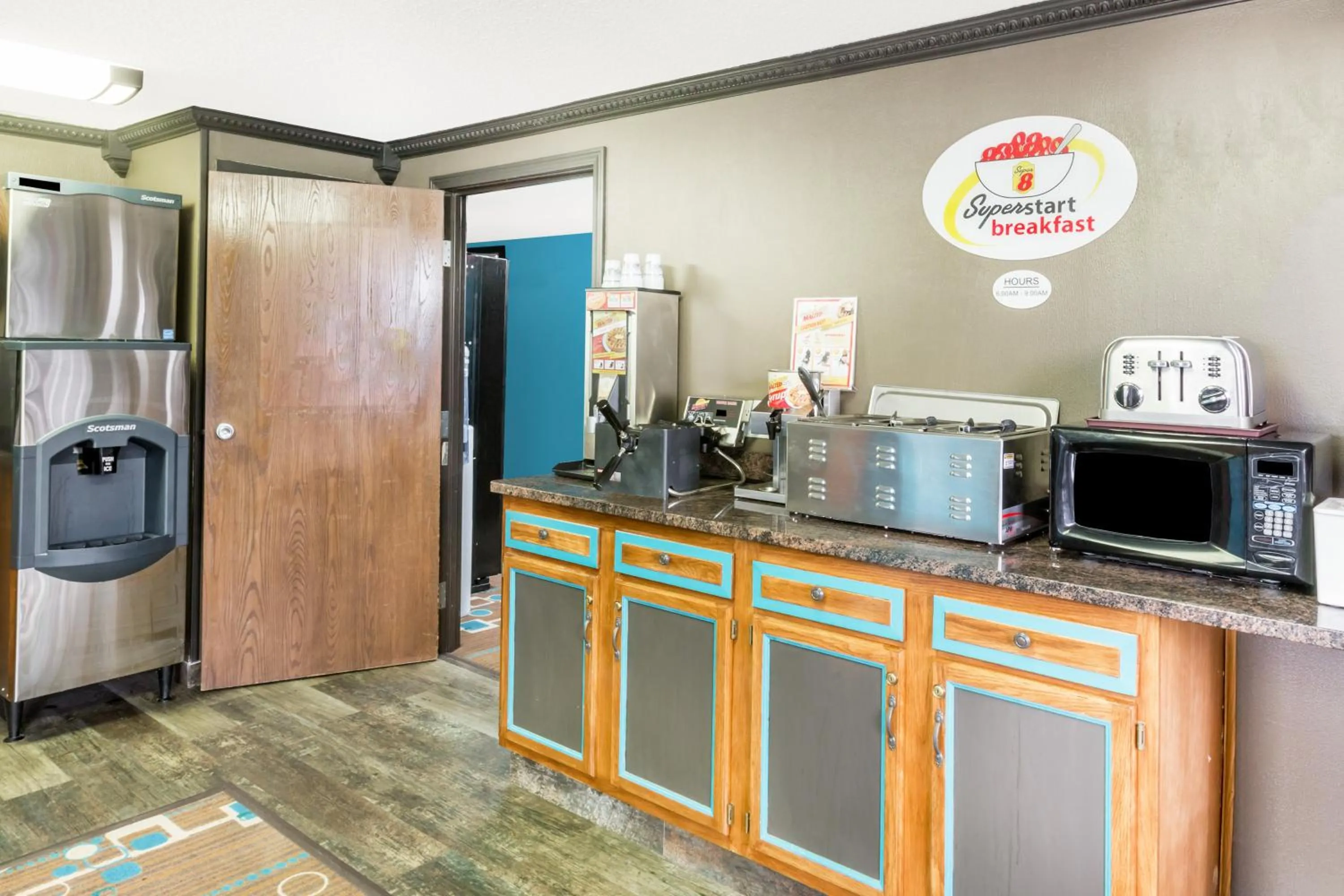 Lobby or reception, Kitchen/Kitchenette in Super 8 by Wyndham Spencer