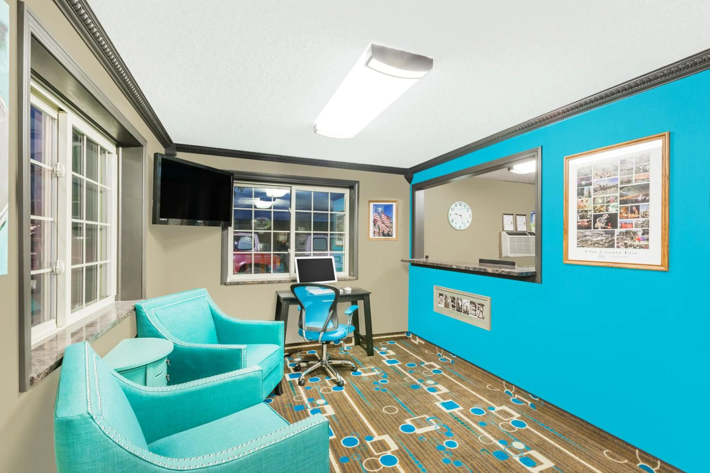 Lobby or reception, Lounge/Bar in Super 8 by Wyndham Spencer