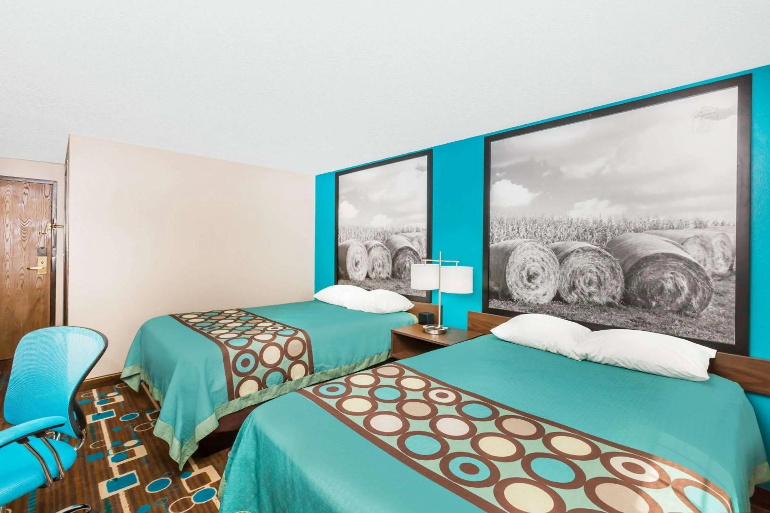 Photo of the whole room in Super 8 by Wyndham Spencer