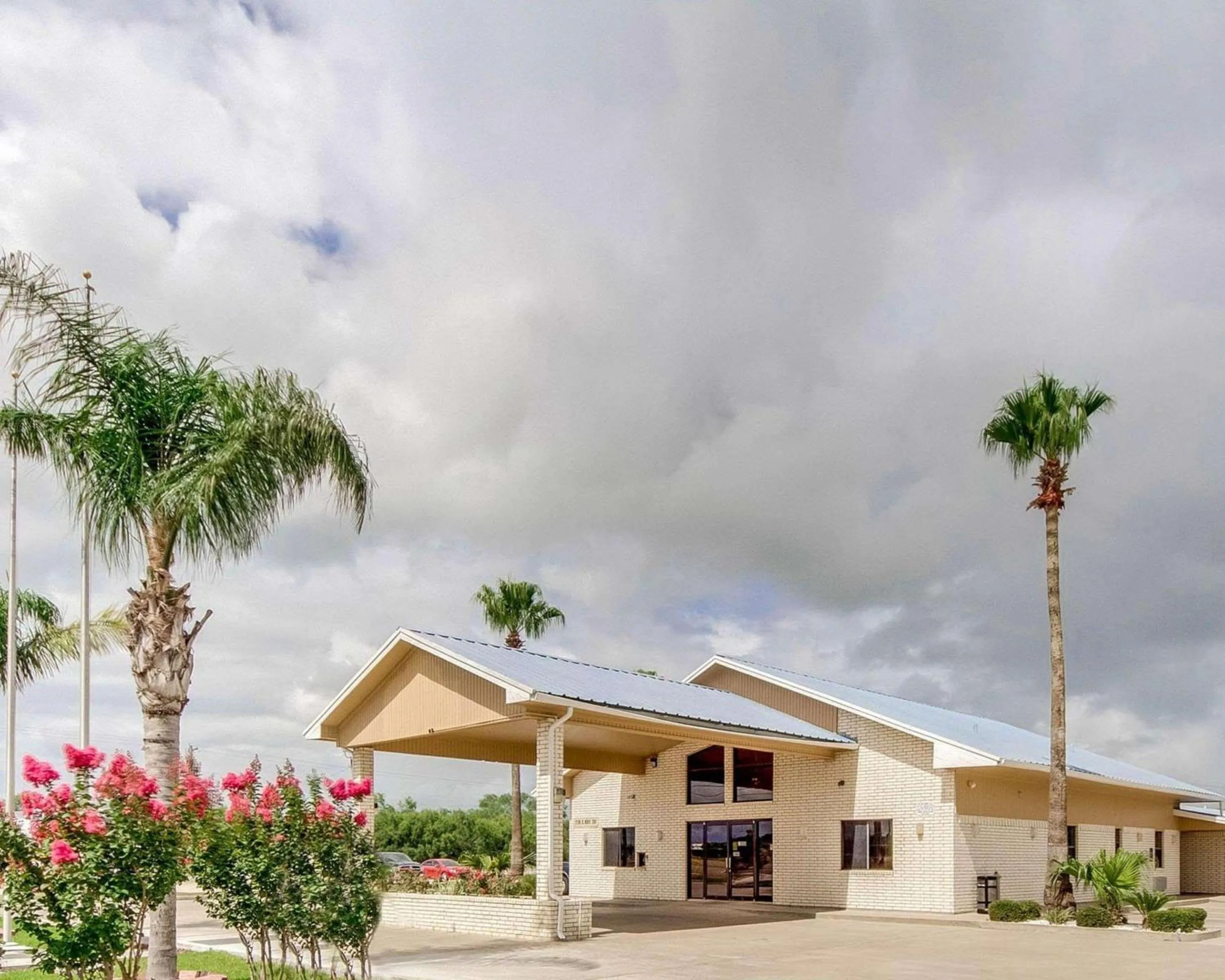 Property building in Econo Lodge Falfurrias Hwy 281