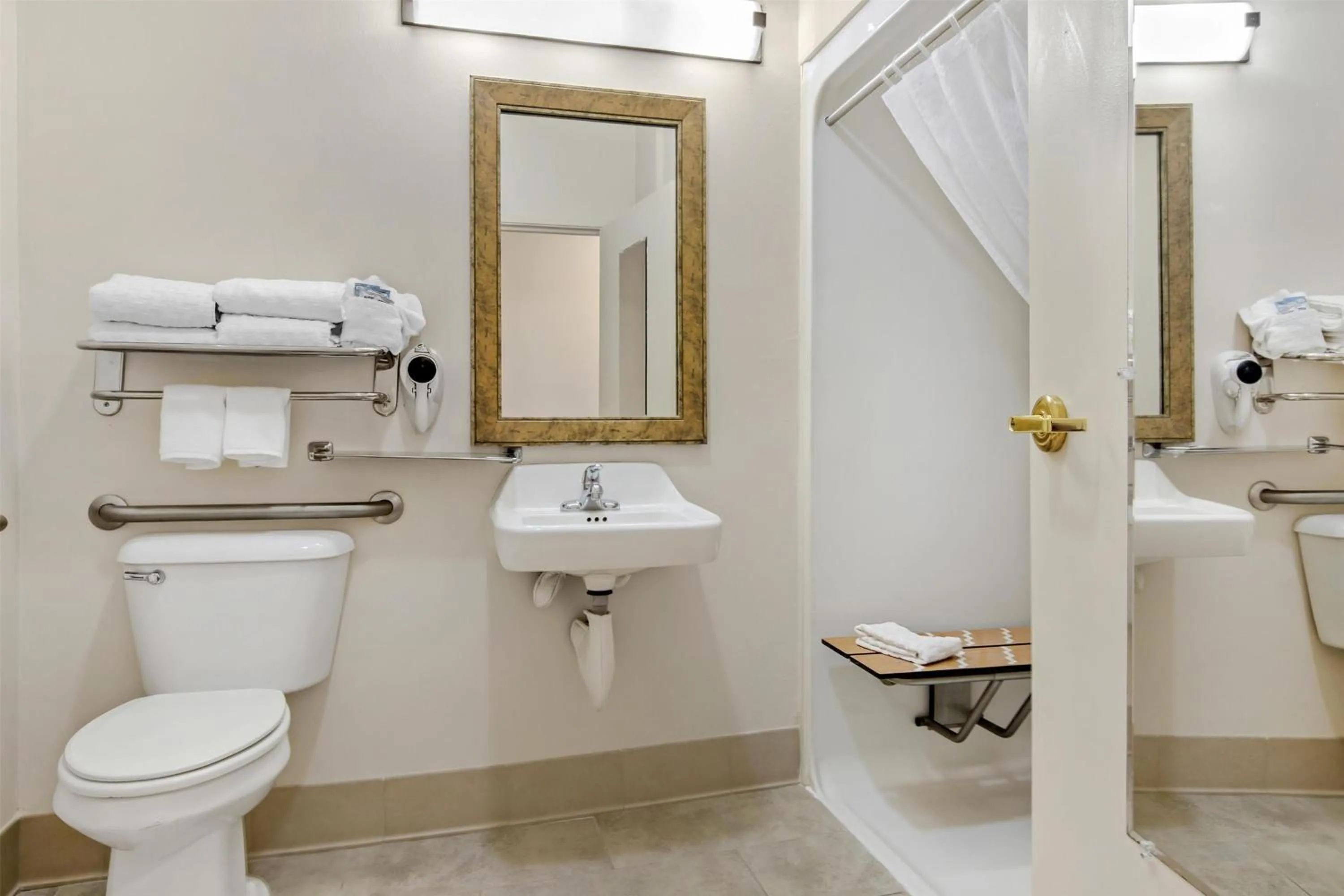 Bathroom in Best Western Brookfield