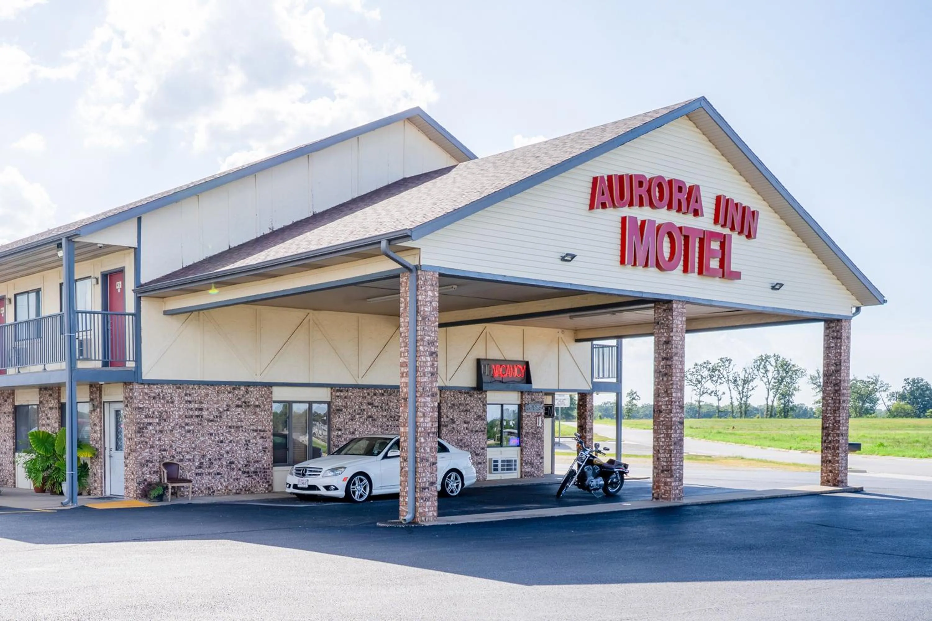 Property building in Capital O Aurora Inn Monett US 60