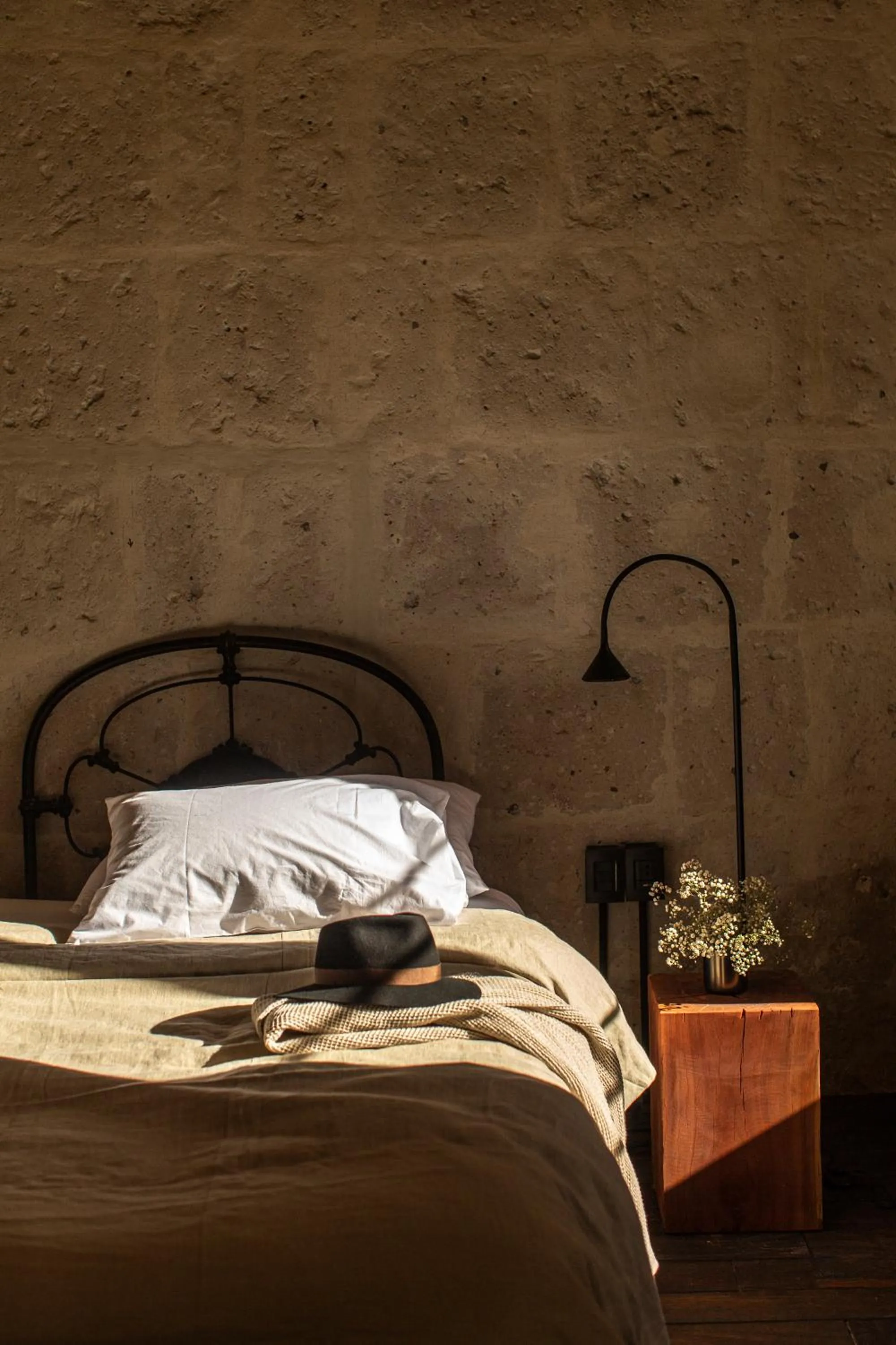 Bedroom, Bed in CIRQA - Relais & Châteaux